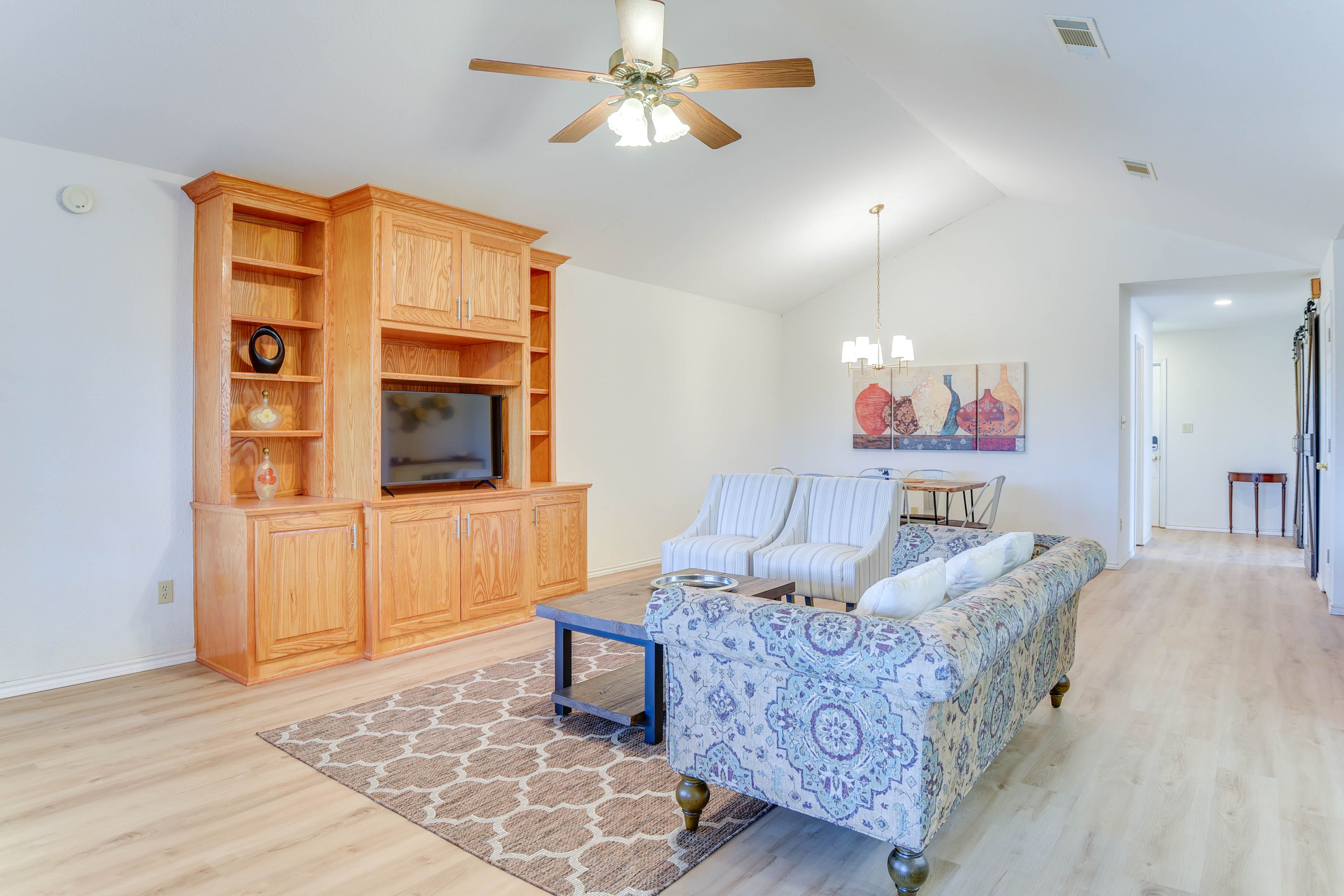 Additional Living Area | Smart TV