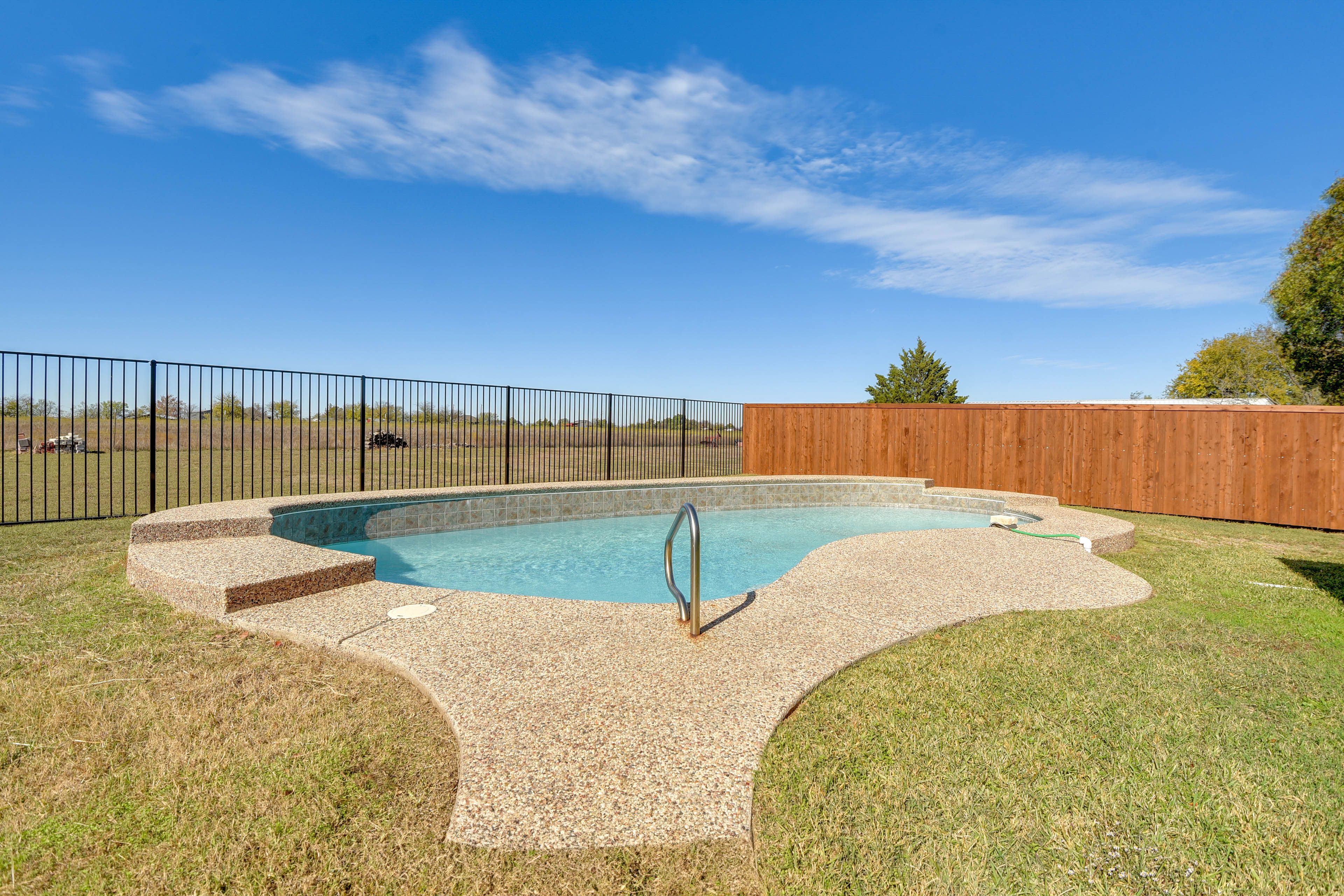 Sanger Vacation Rental | 2BR | 2BA | 1,805 Sq Ft | 1 Exterior Step Required