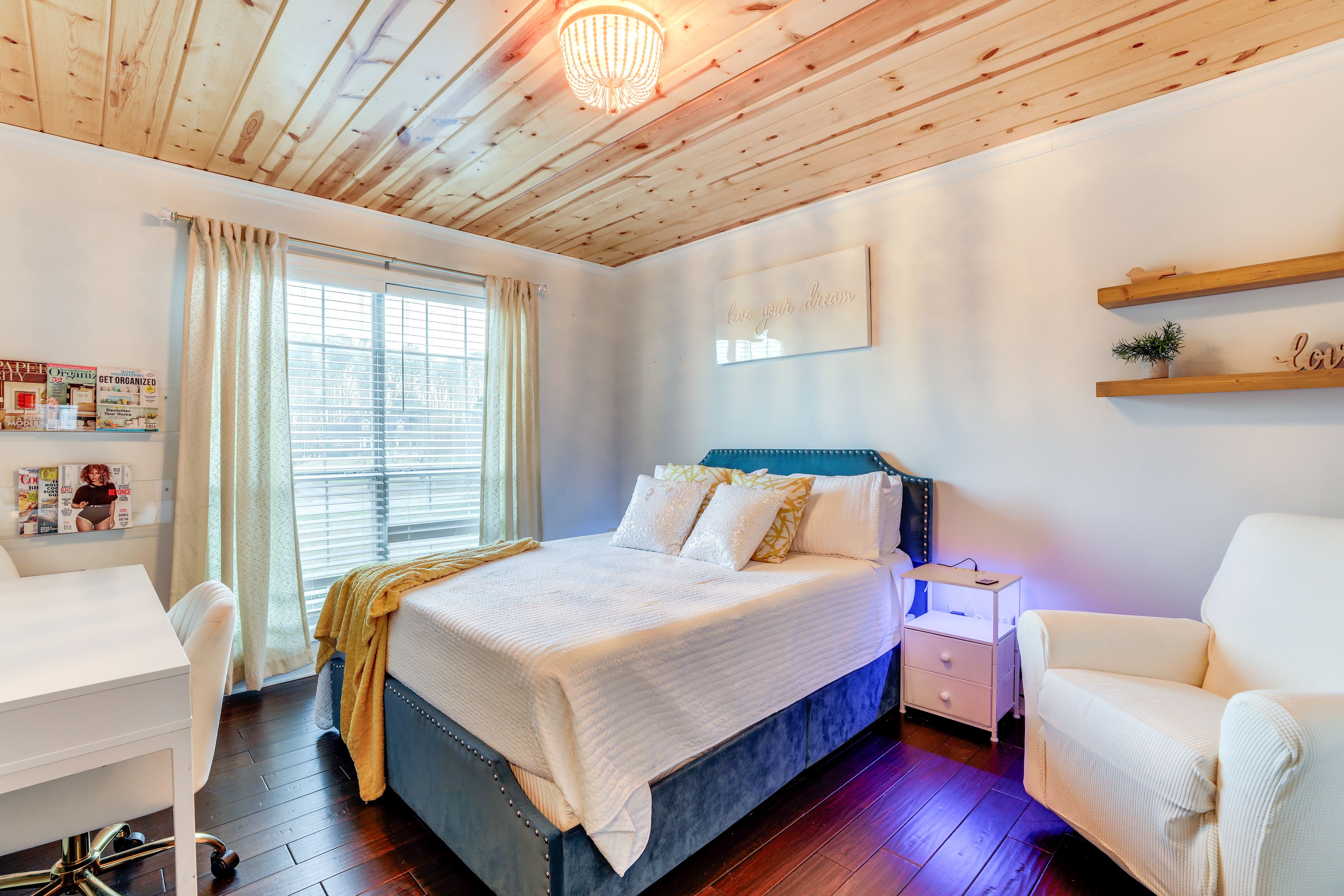 Bedroom 2 | Queen Bed | Laptop-Friendly Workspace