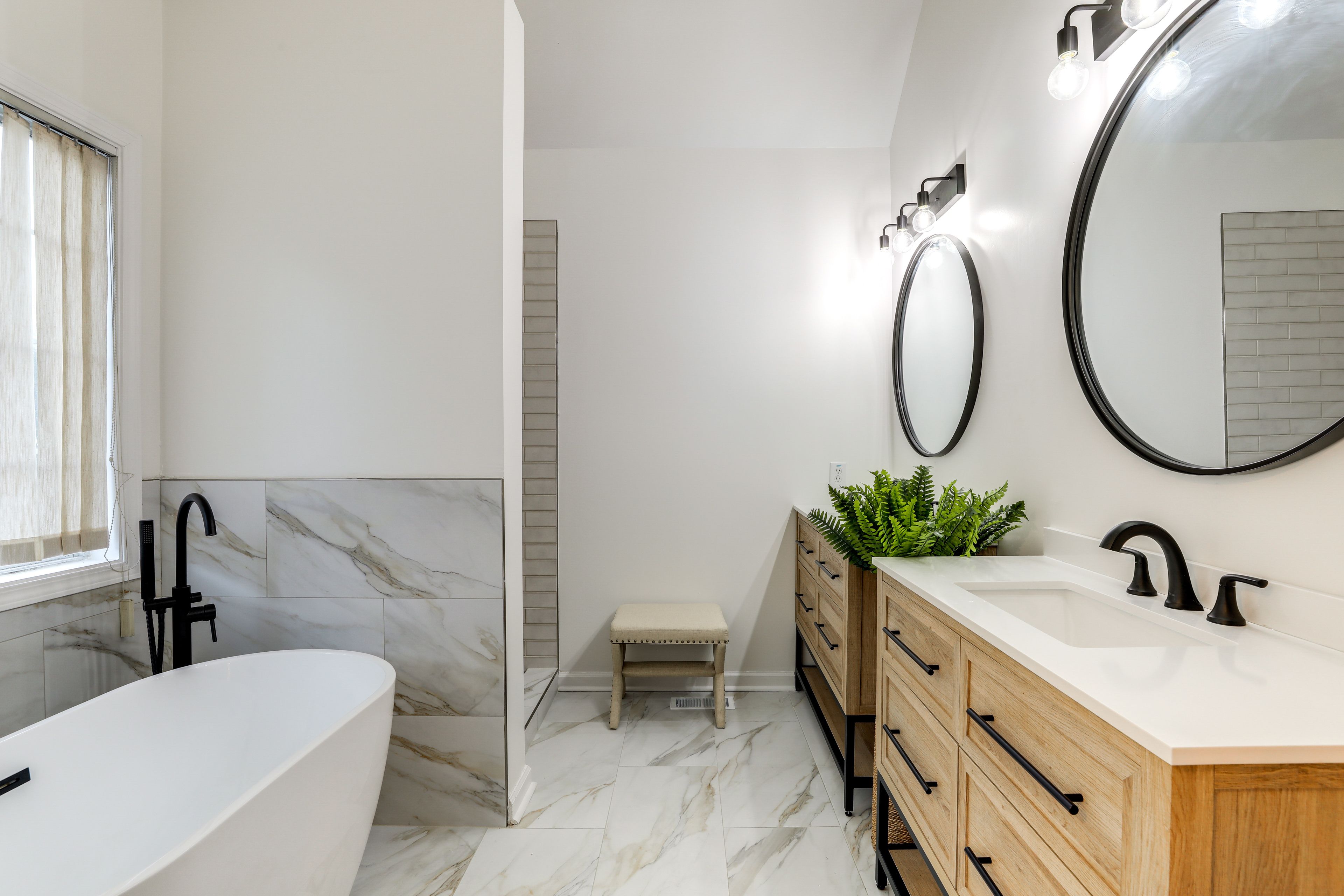 Full Bathroom | Towels Provided | Soaker Bathtub