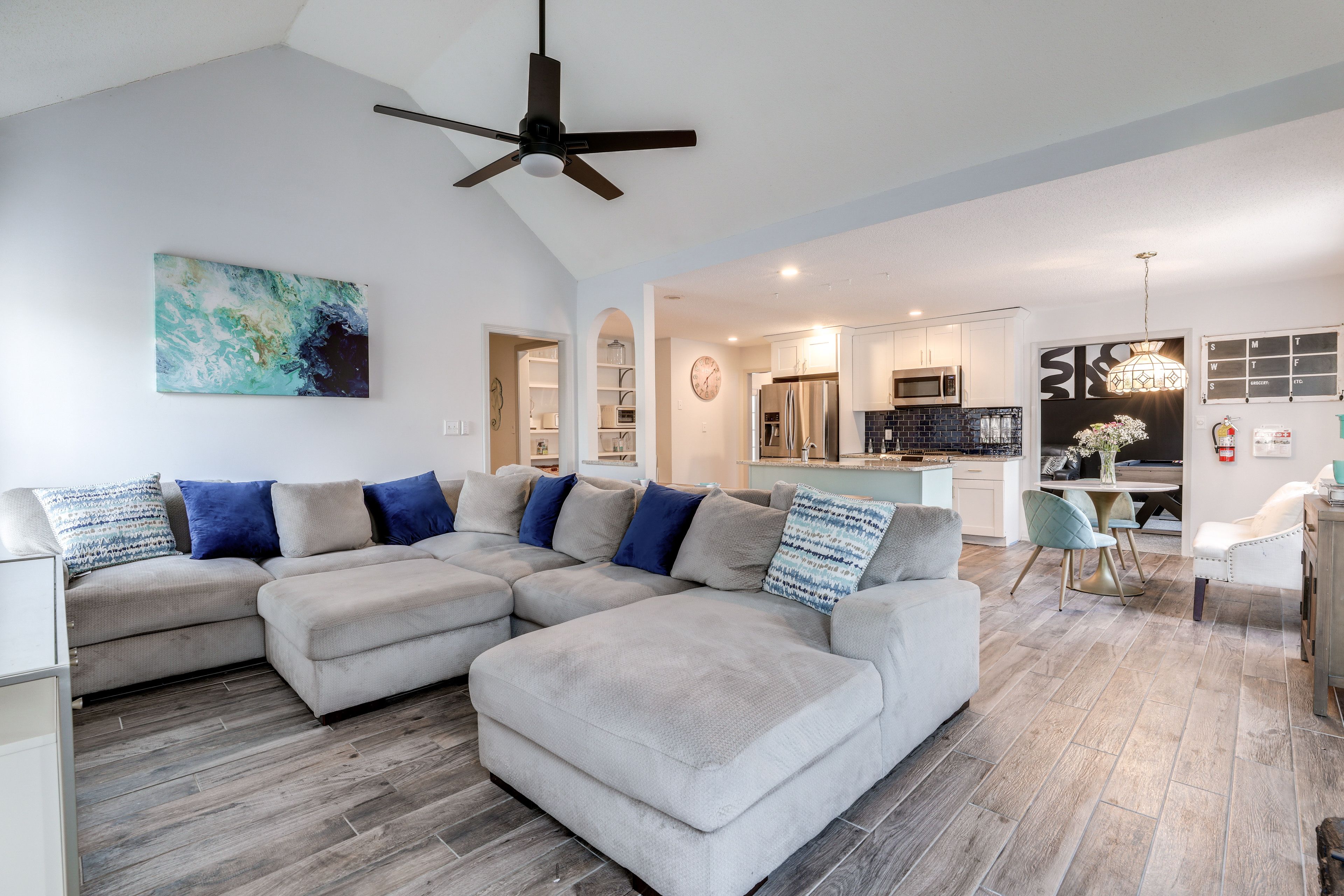 Living Room | Free WiFi | Smart TV | Gas Fireplace