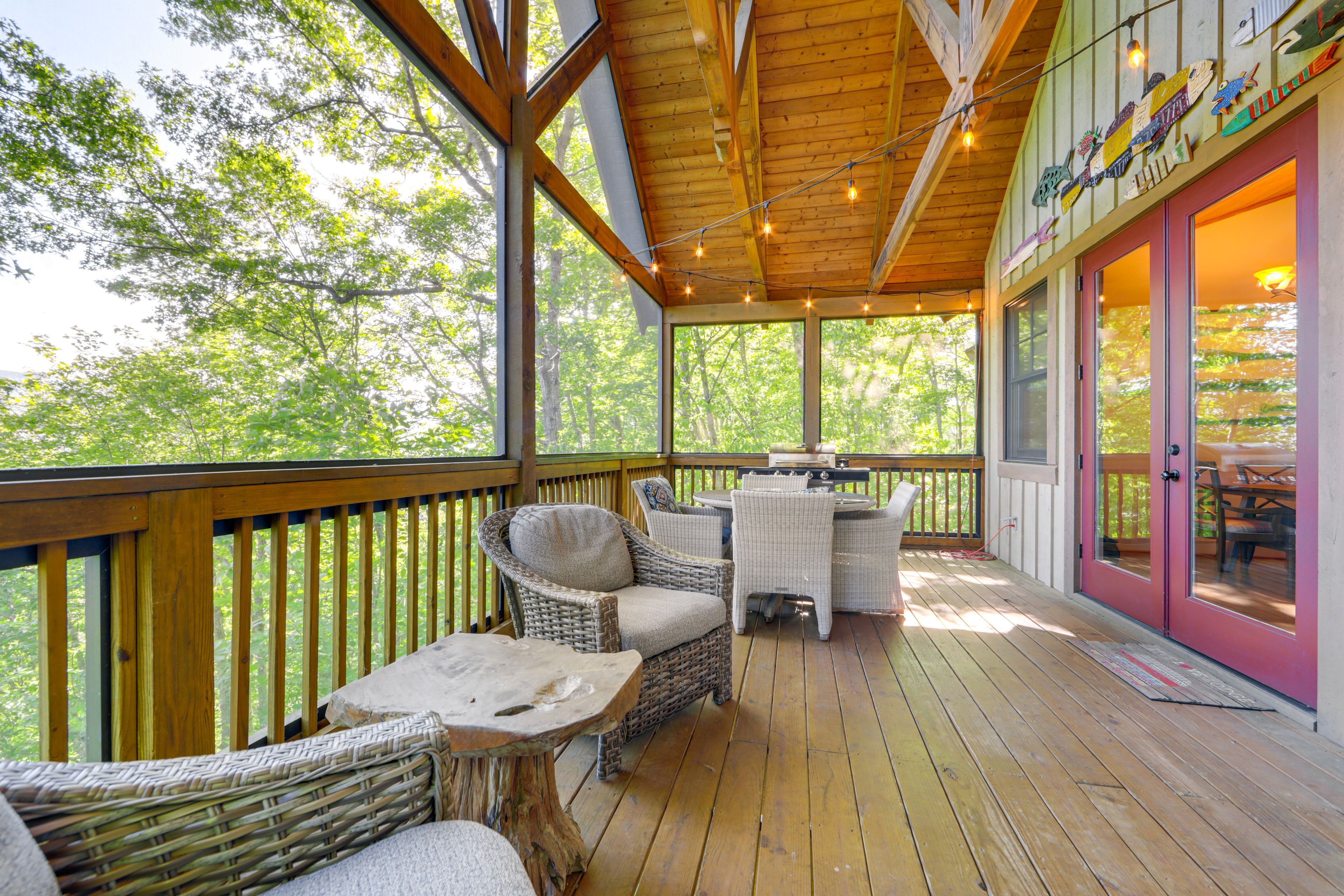 Covered Deck | Dining Area | Gas Grill