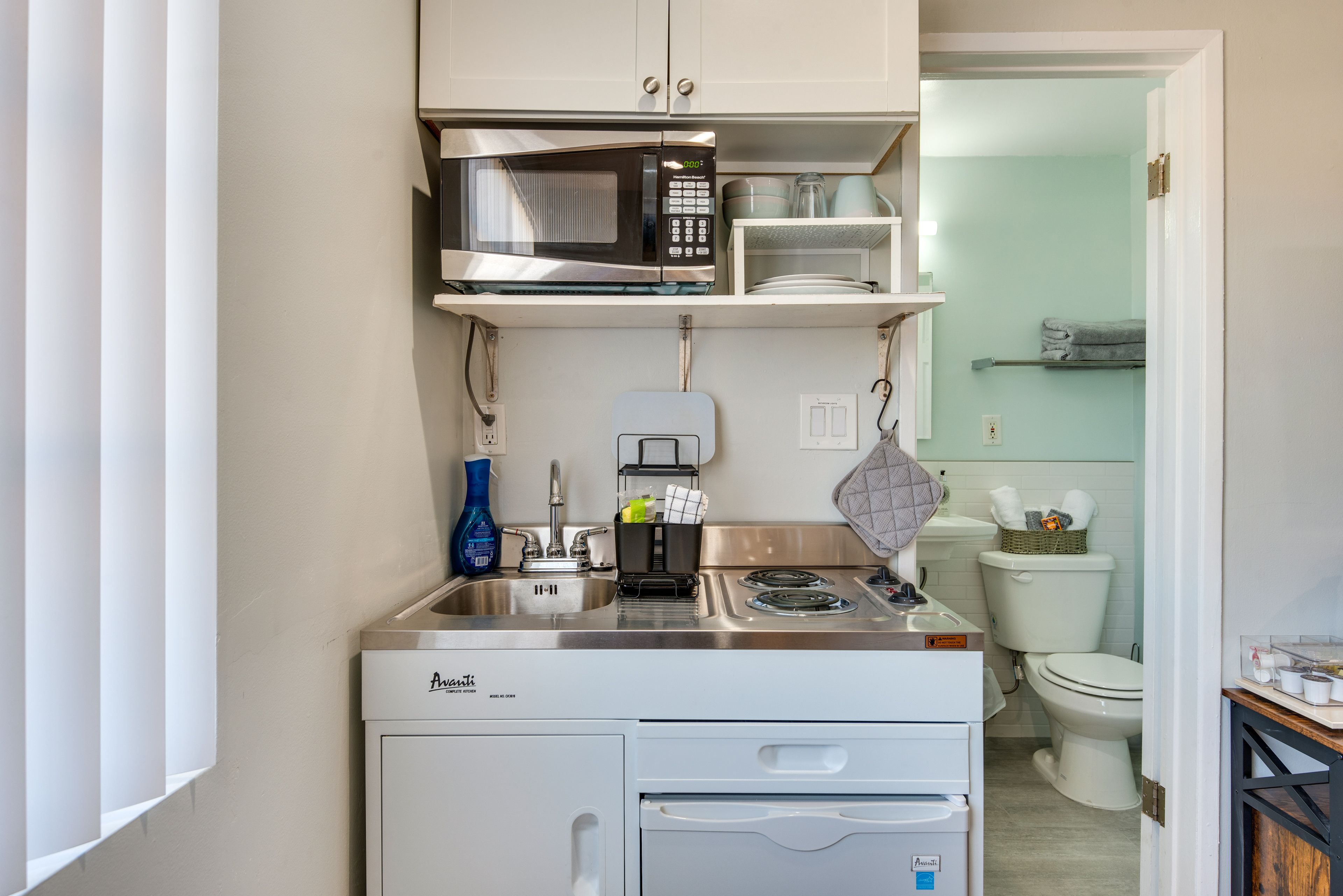 Kitchenette | Microwave | Stovetop