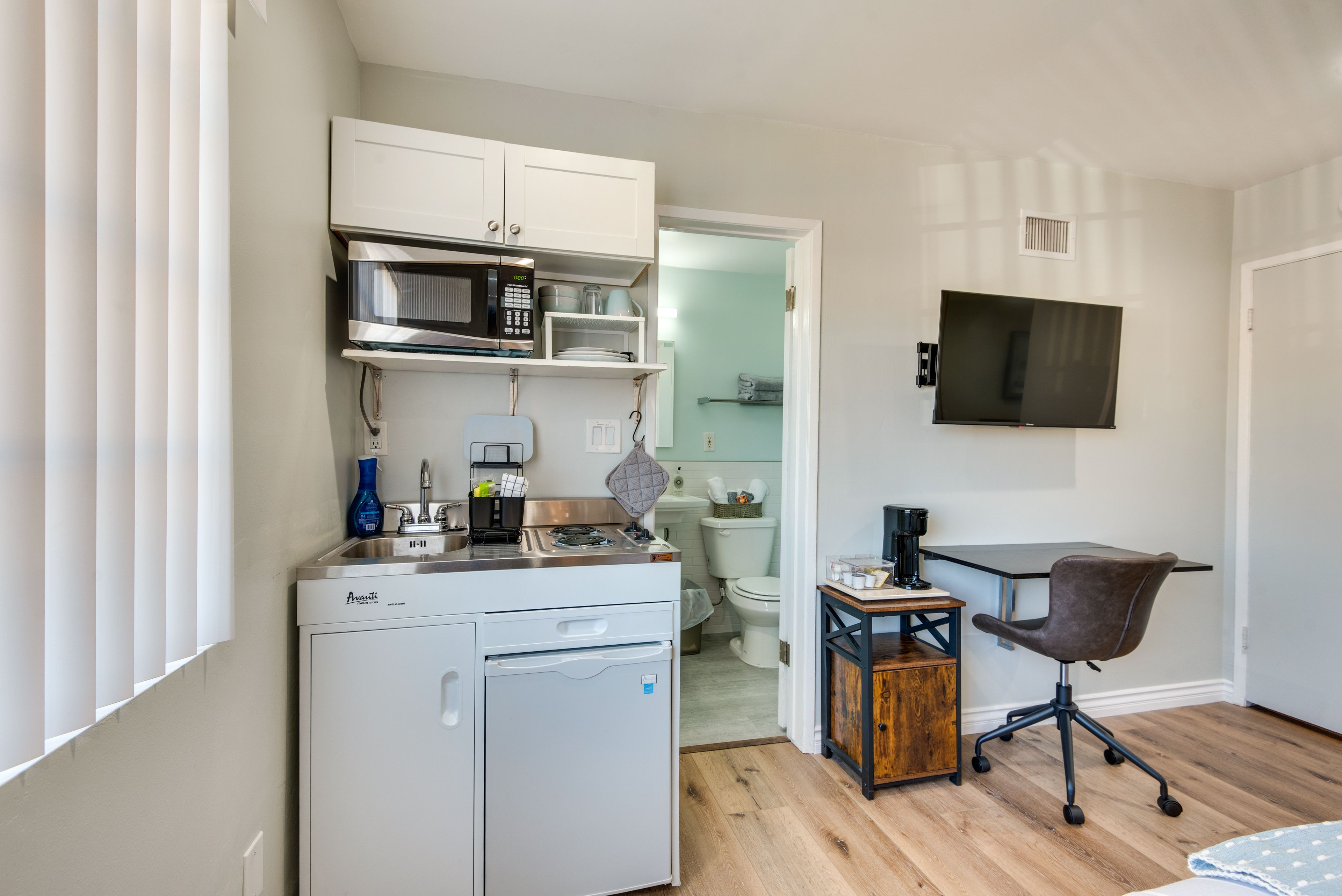 Kitchenette | Desk | Smart TV