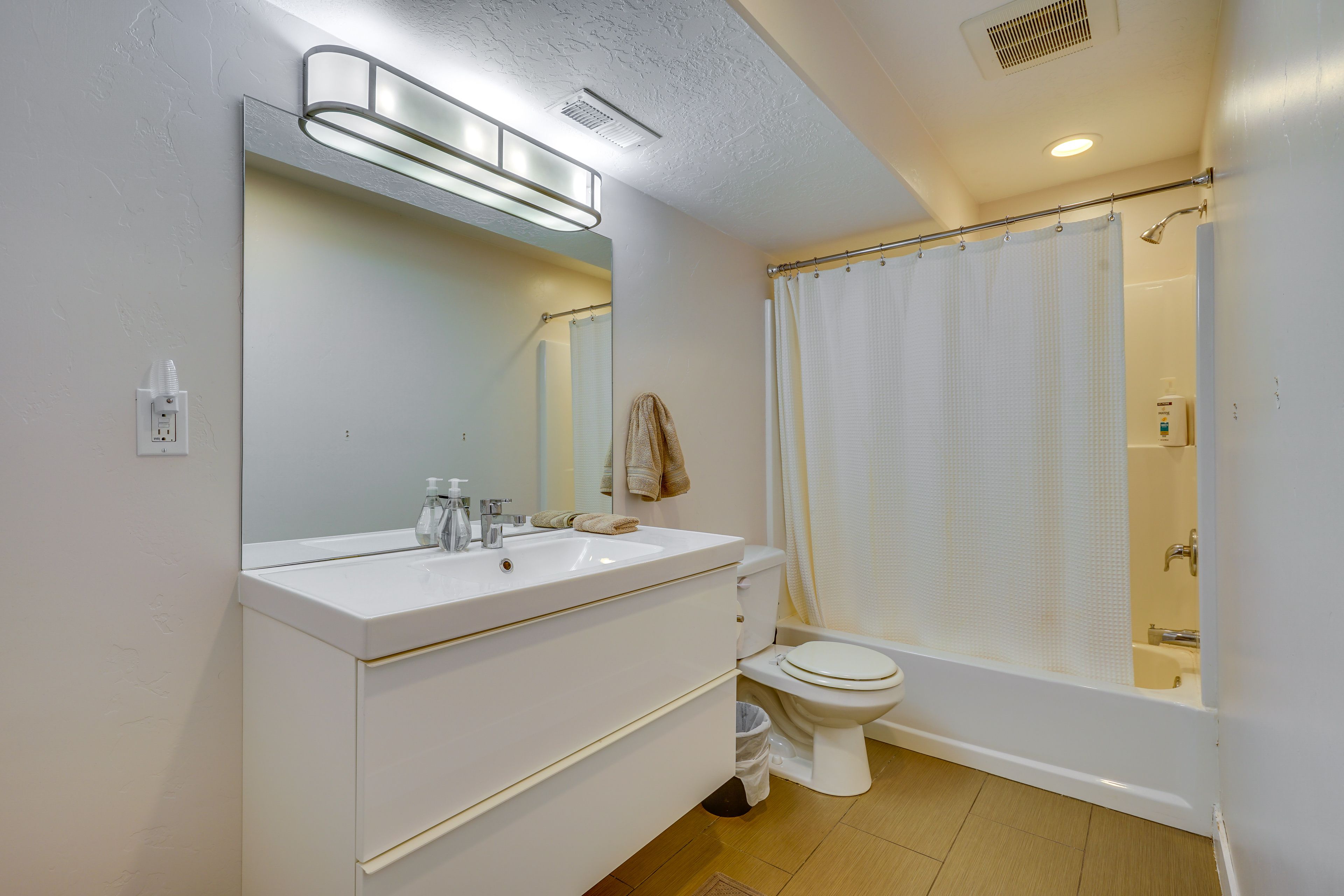 Full Bathroom | Lower Level