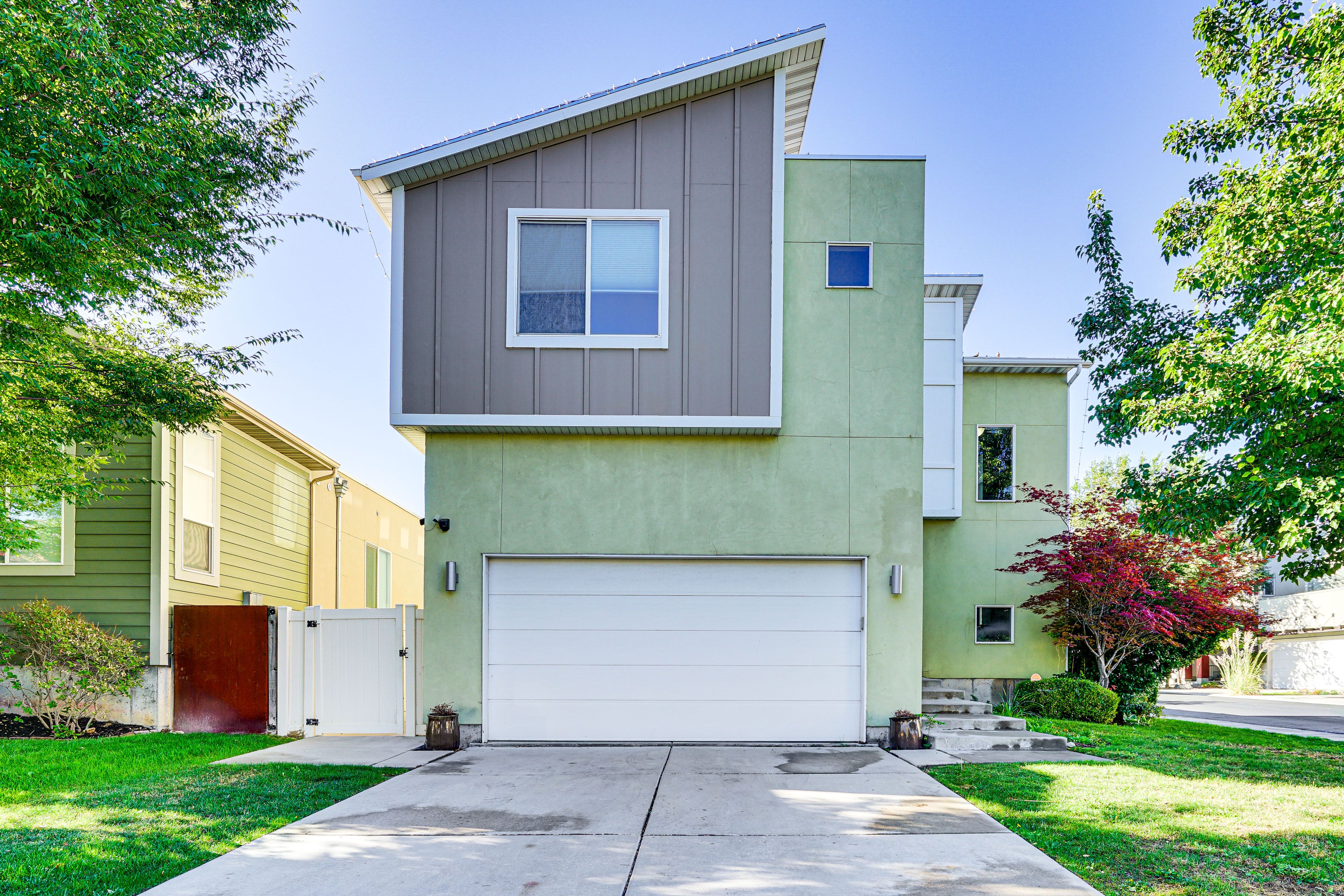 Parking | Garage (2 Vehicles) | Driveway (2 Vehicles) | Free Street Parking