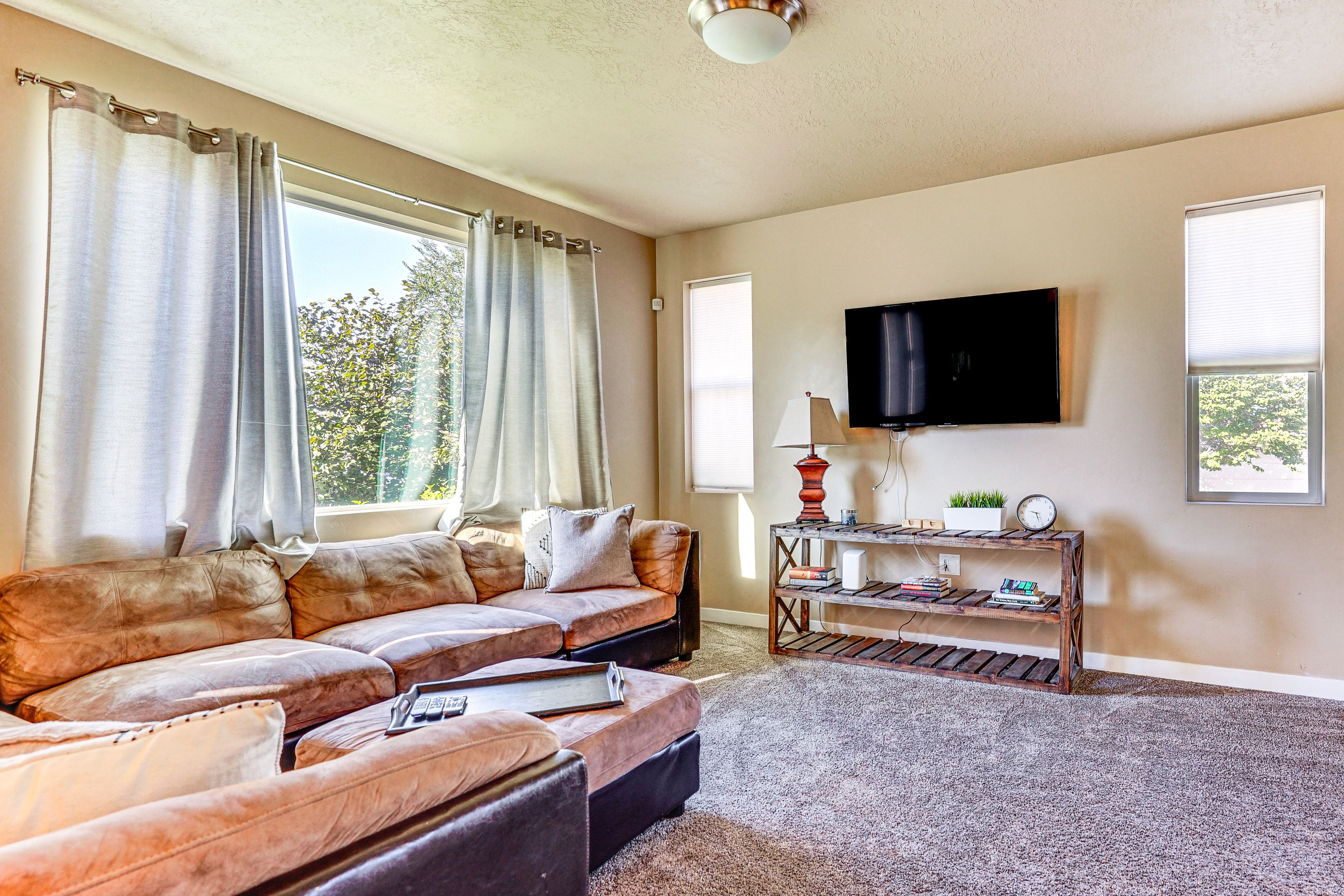 Living Room | Free WiFi | Smart TV | Central A/C | Multi-Level Home