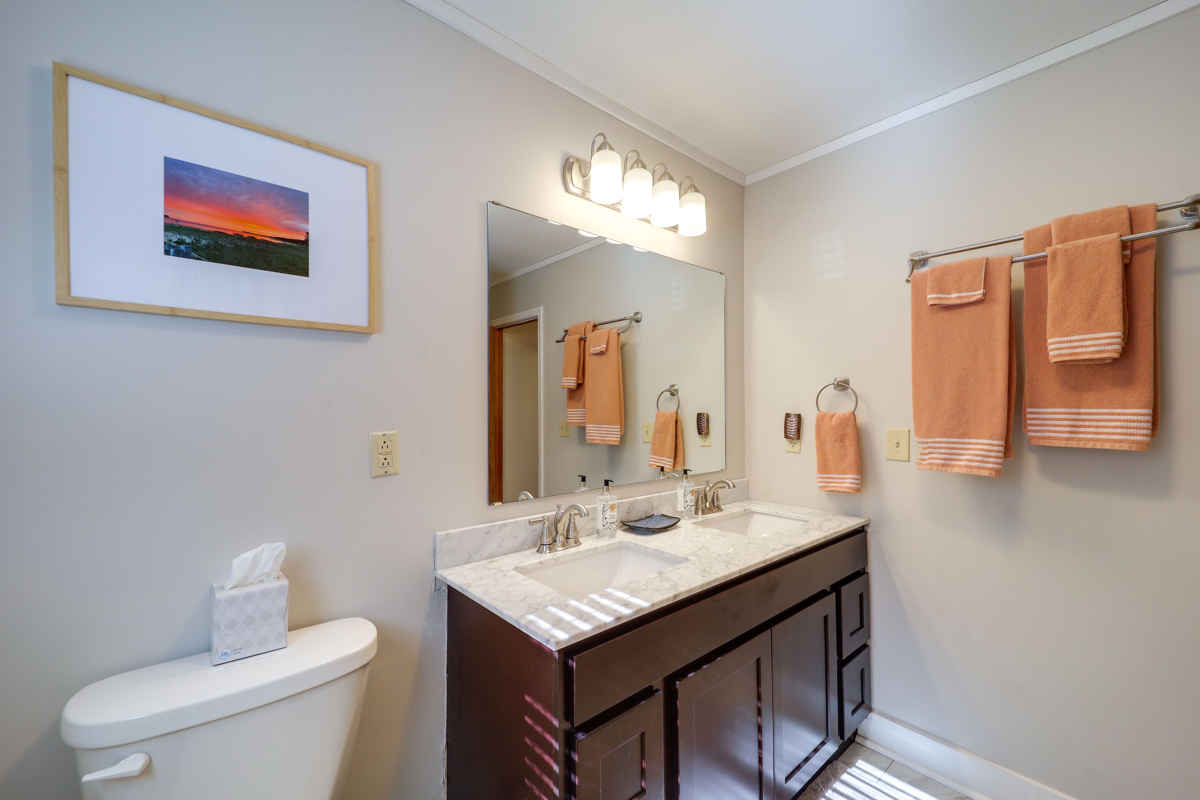 Full Bathroom | Towels Provided | Complimentary Toiletries