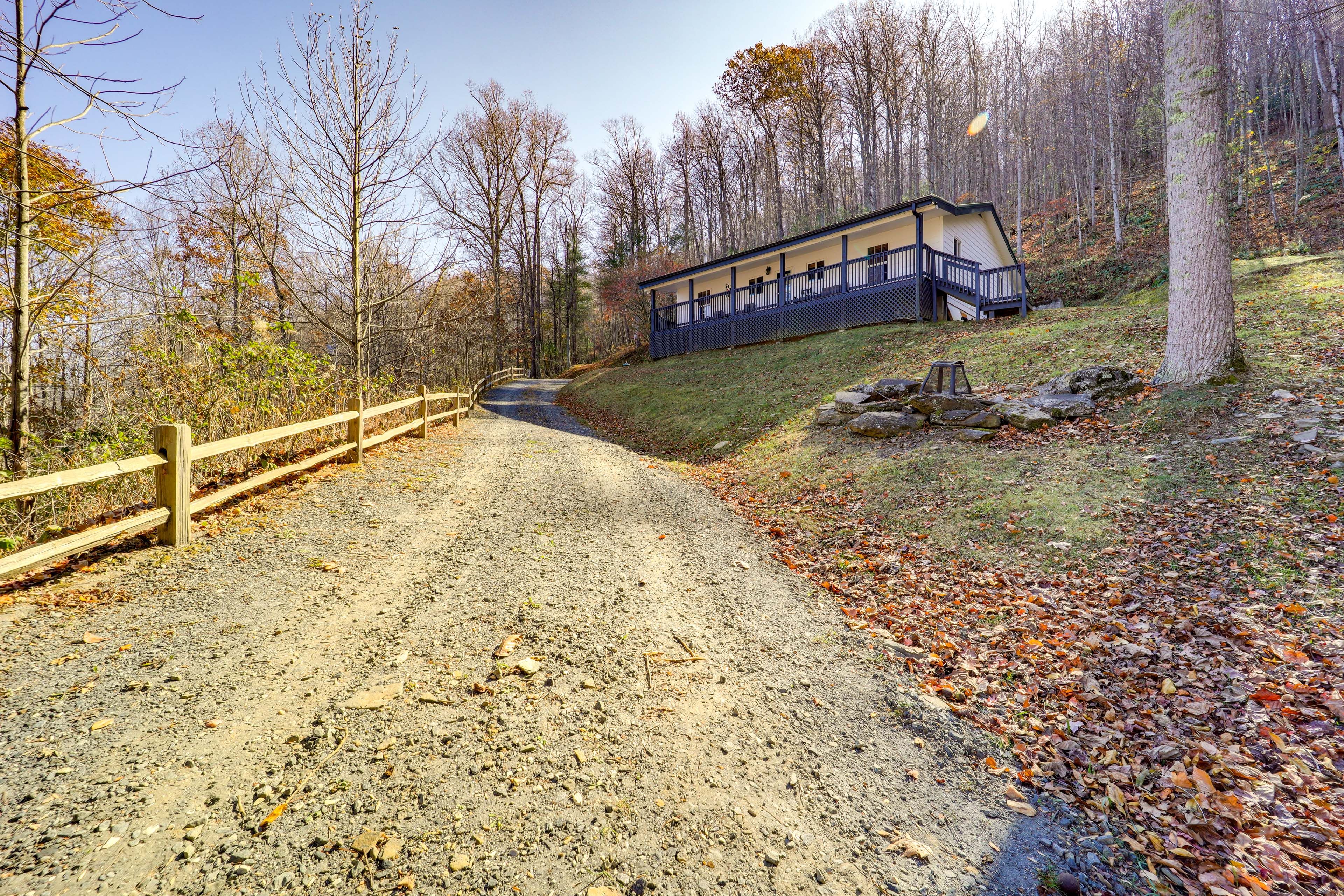 Property Exterior | Steep Driveway (3 Vehicles) | 4WD/AWD Recommended