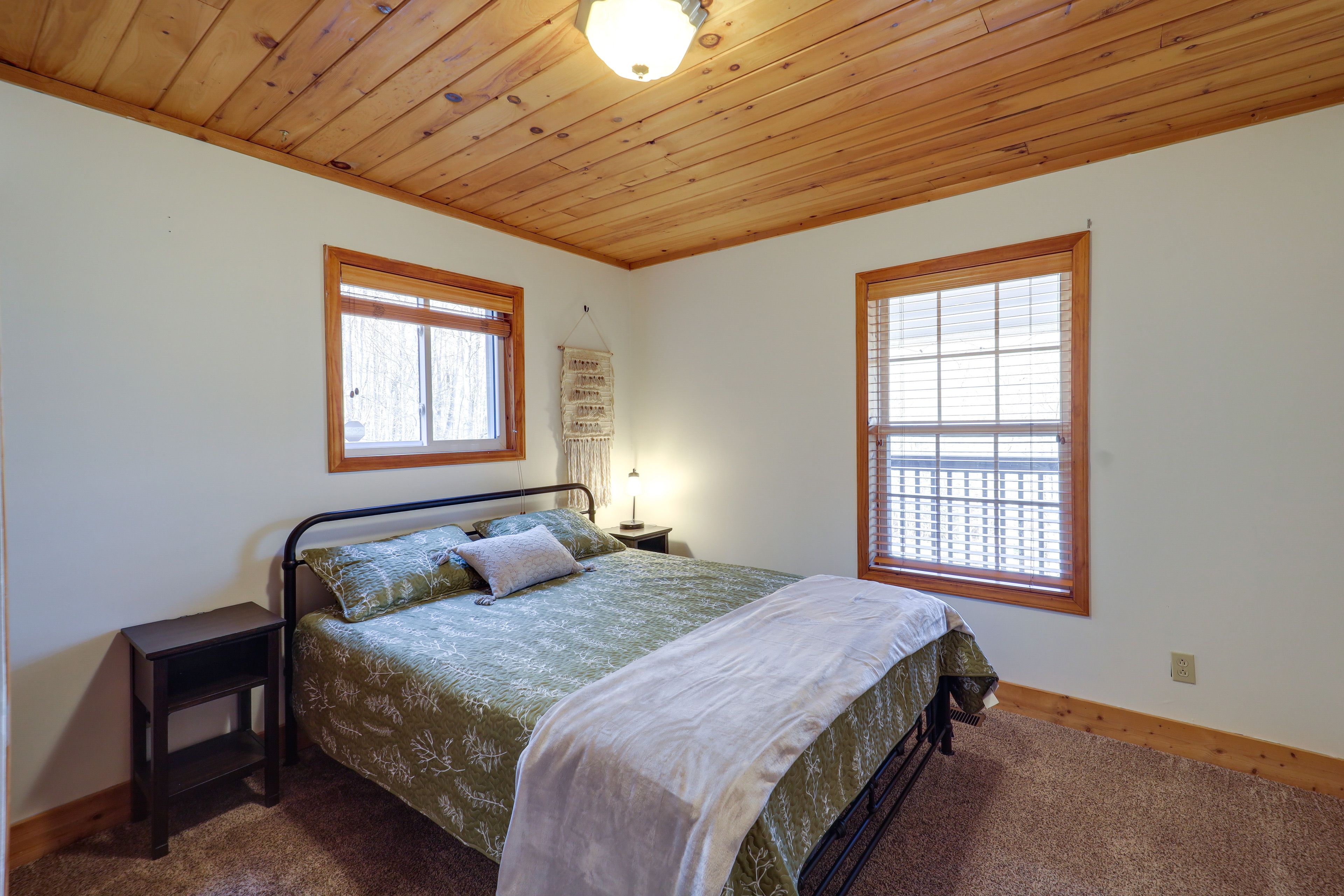 Bedroom 2 | Queen Bed