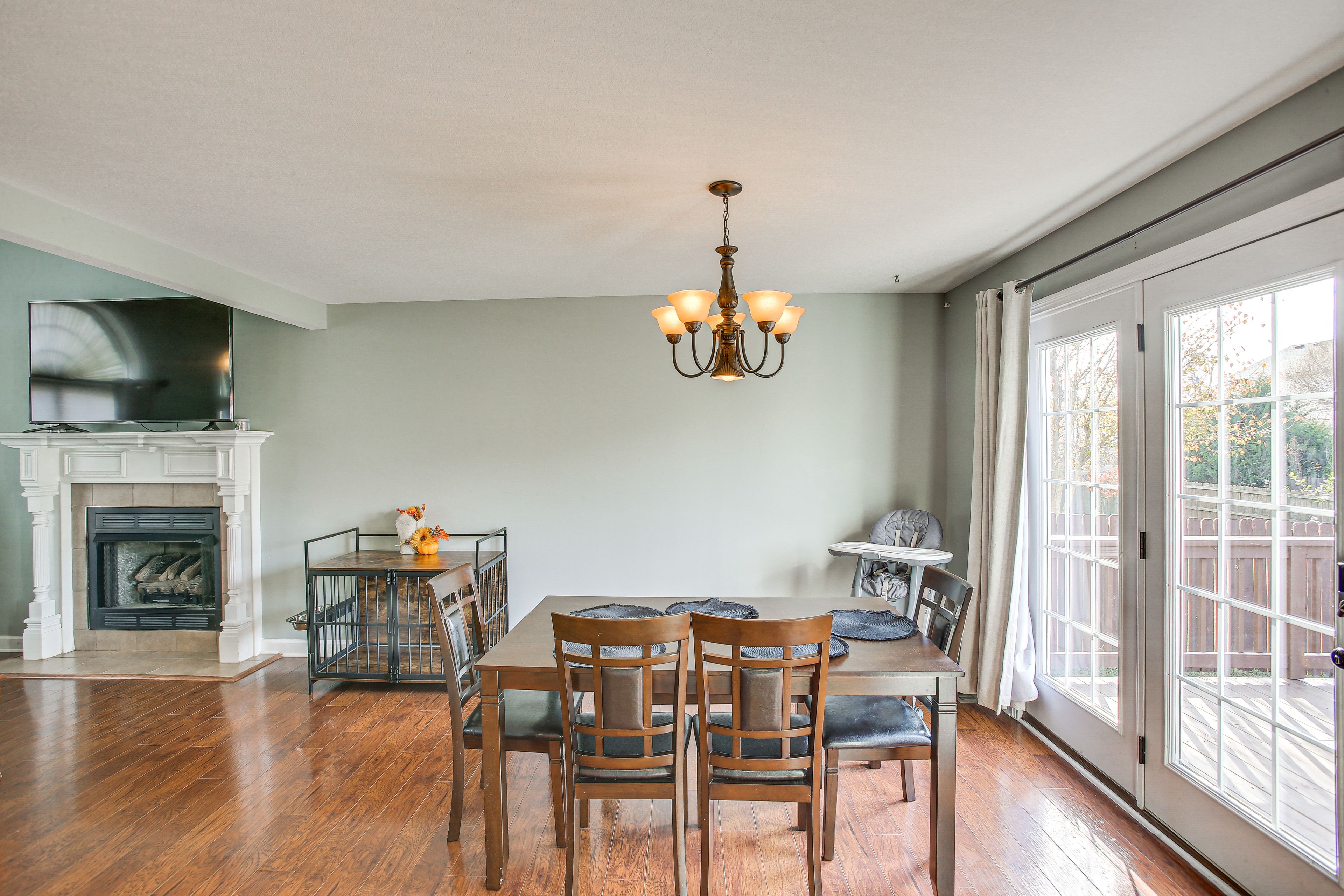 Dining Area | Dishware & Flatware Provided | Central A/C & Heating