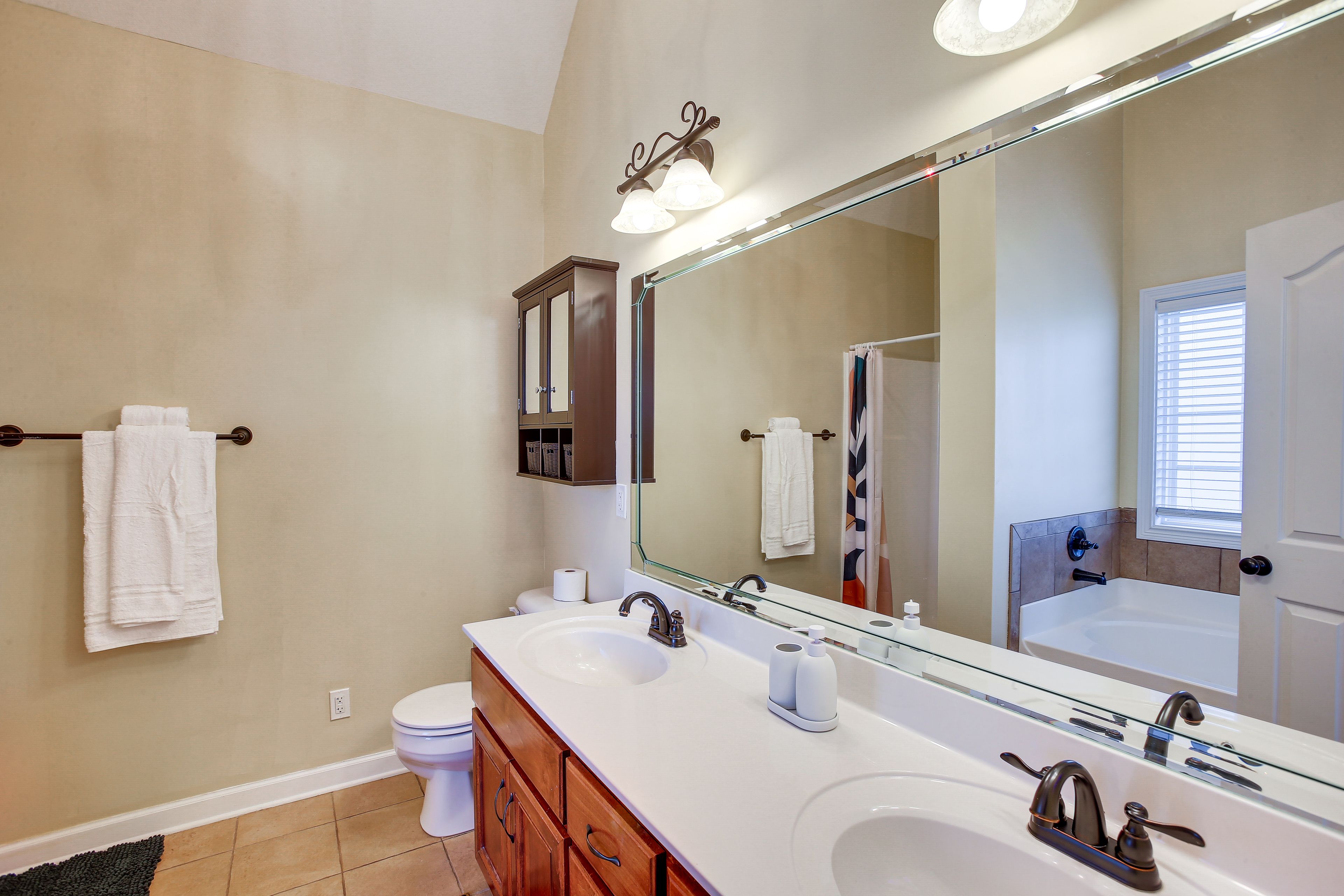 Full Bathroom | Towels Provided | Complimentary Toiletries | Jetted Tub