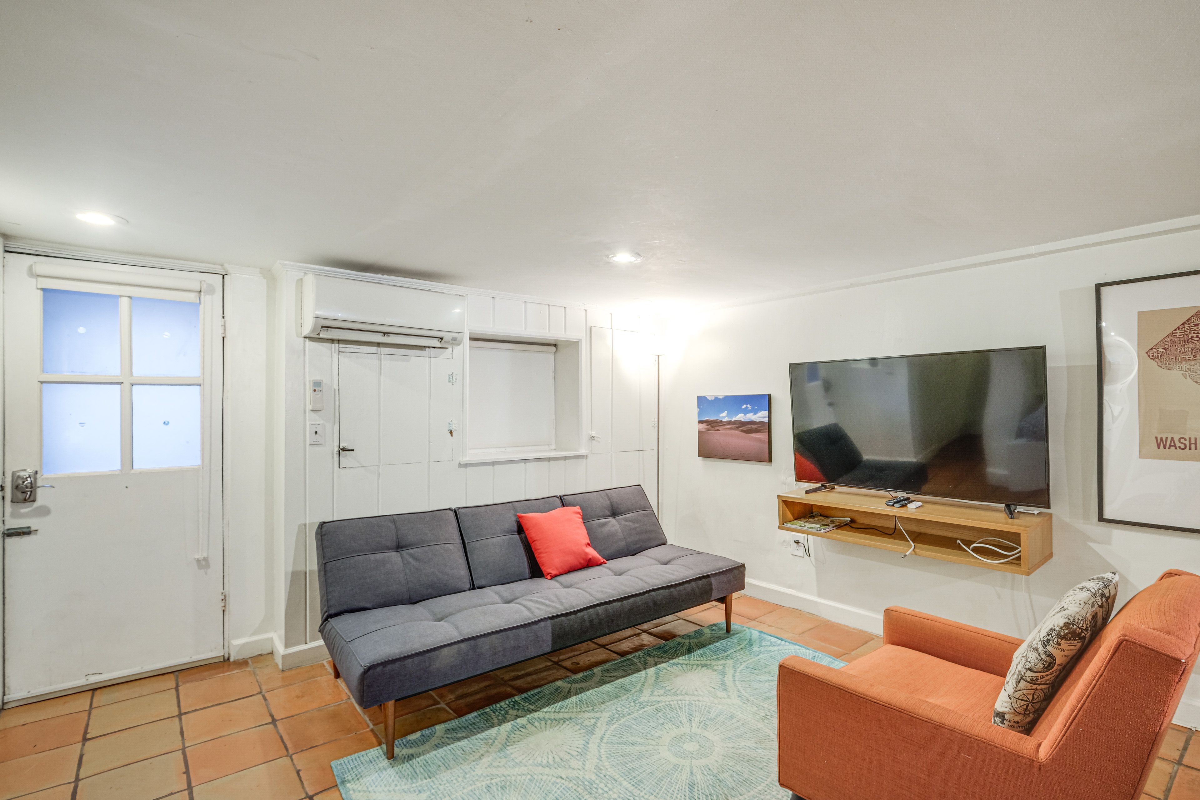 Studio | Queen Bed | Sleeper Sofa | Smart TV