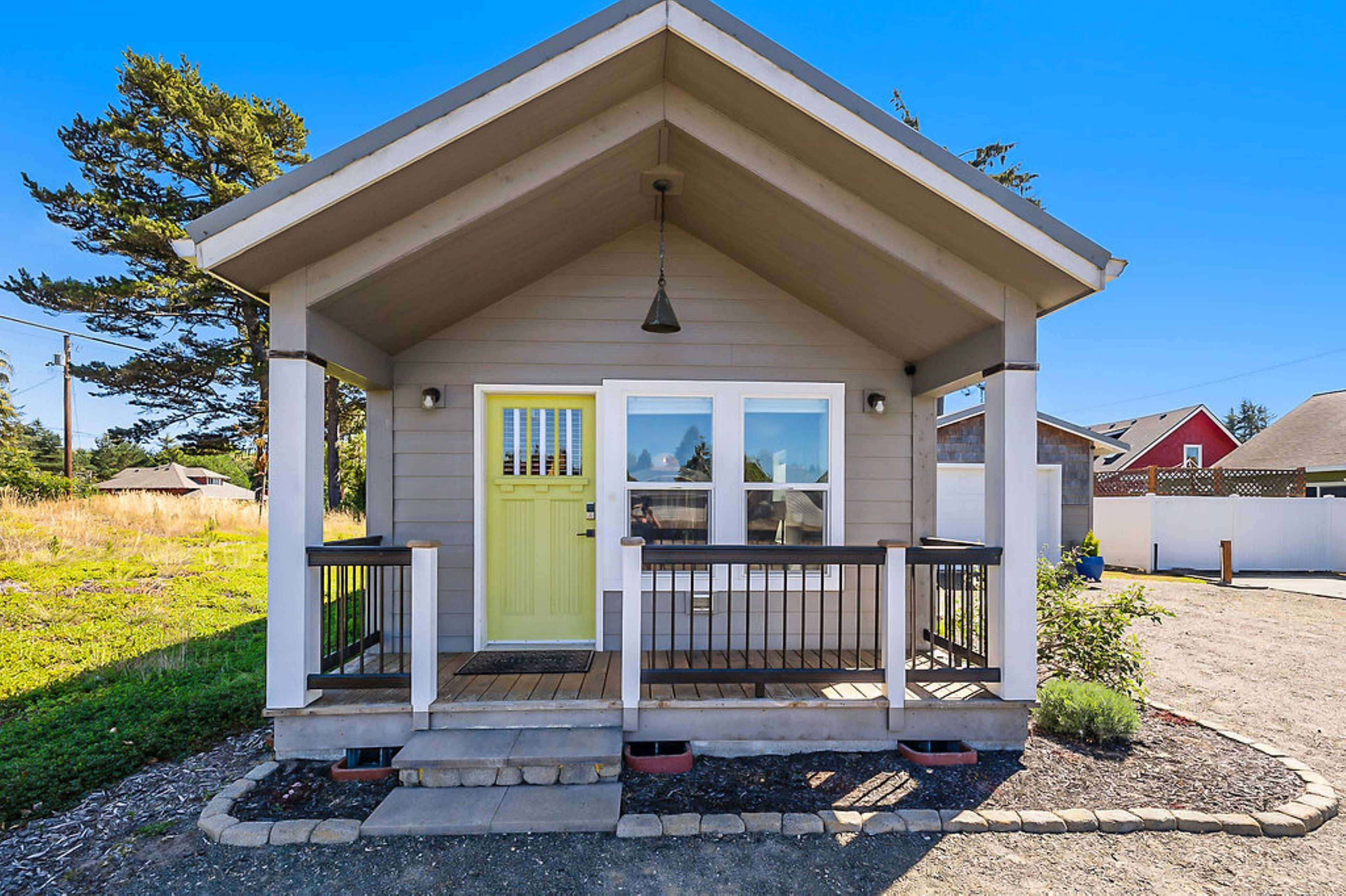 Seaview Vacation Rental | 2BR | 2BA | 820 Sq Ft | 2 Steps Required