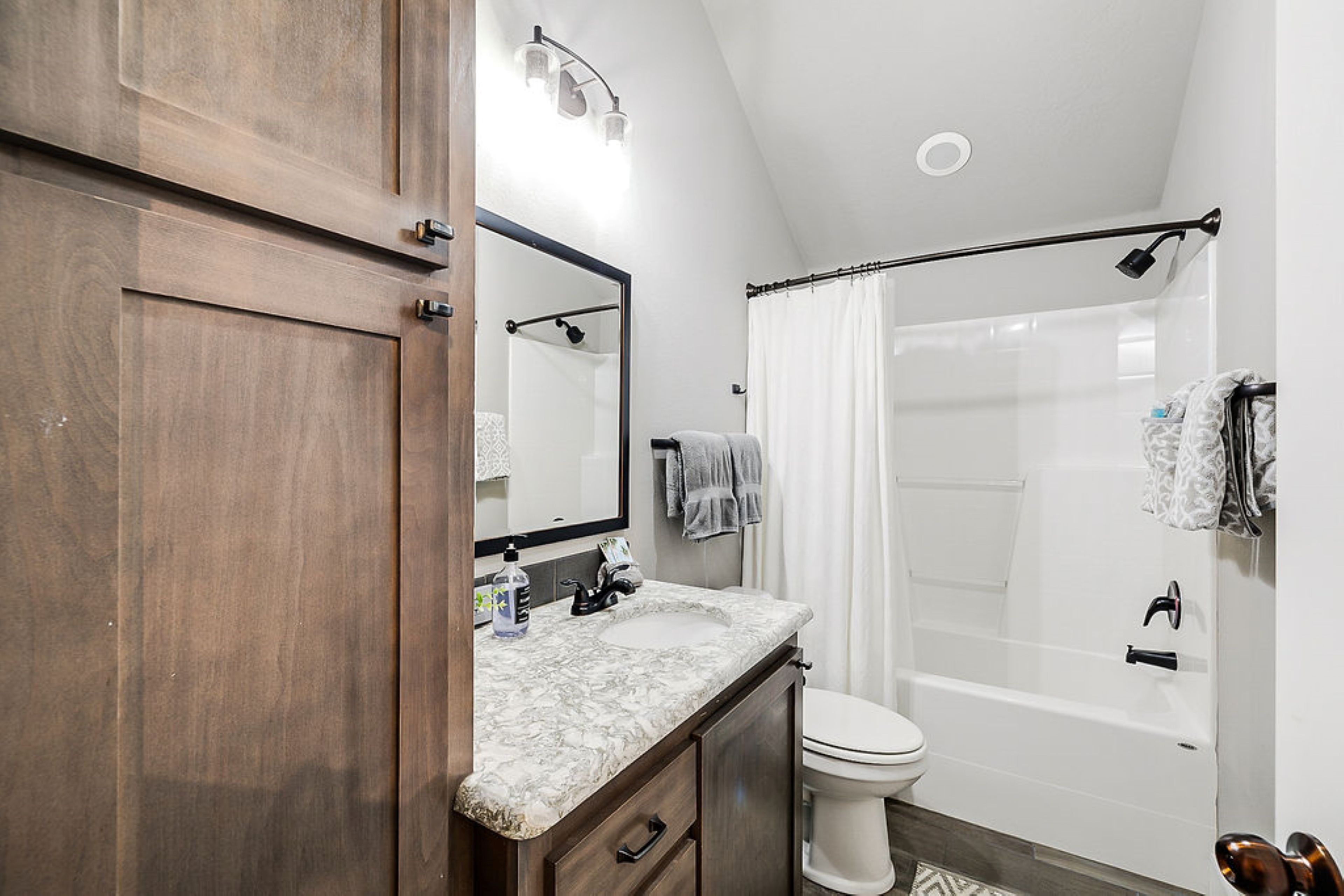 Full Bathroom | Towels Provided