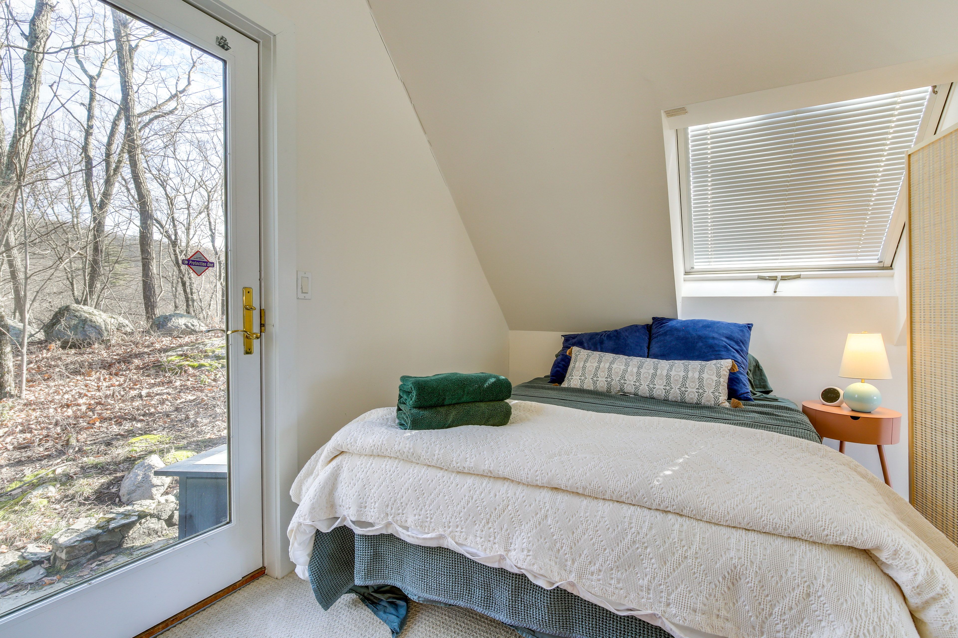 Bedroom (Loft) | Queen Bed | Top Floor
