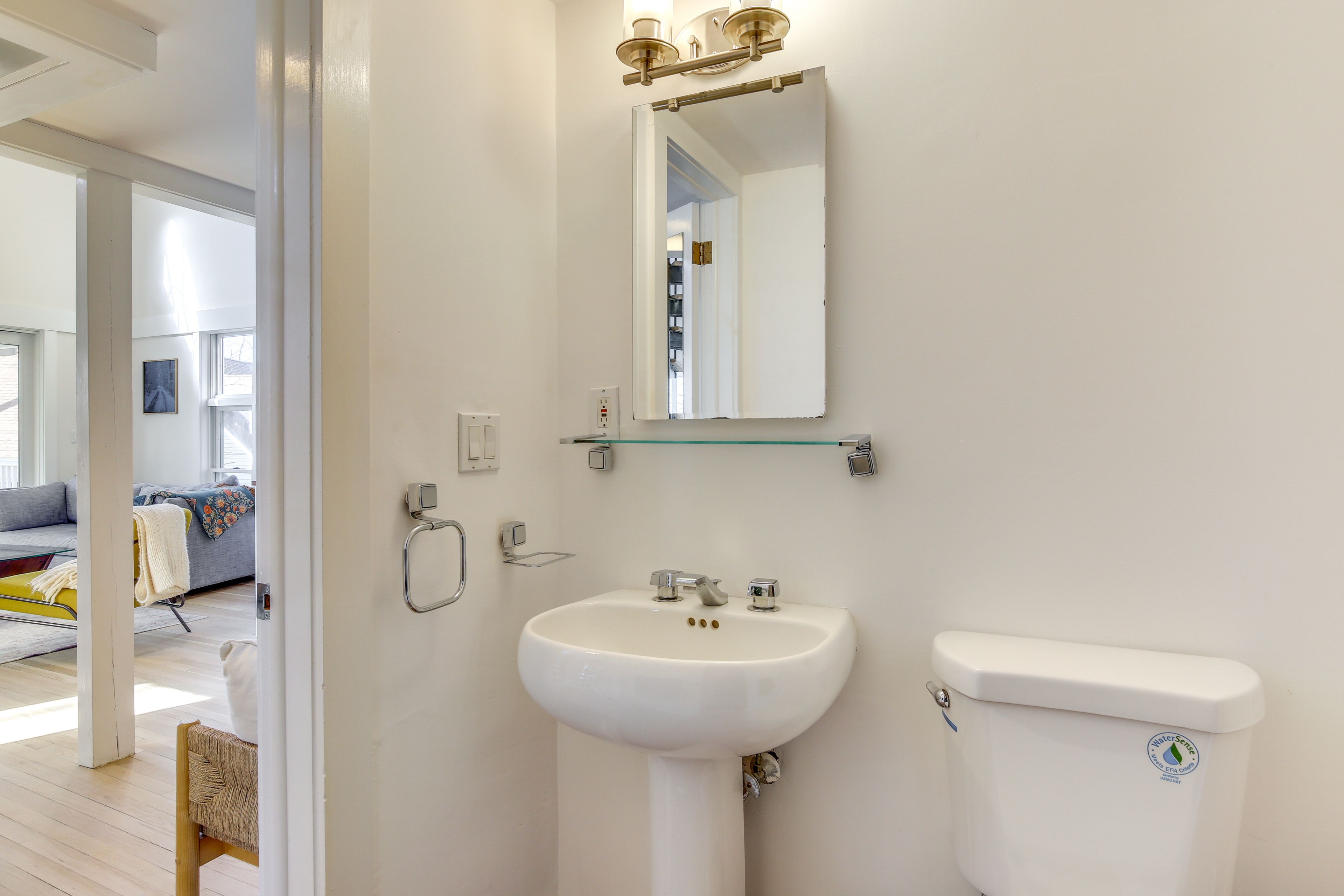 Full Bathroom | Complimentary Toiletries | Main Floor
