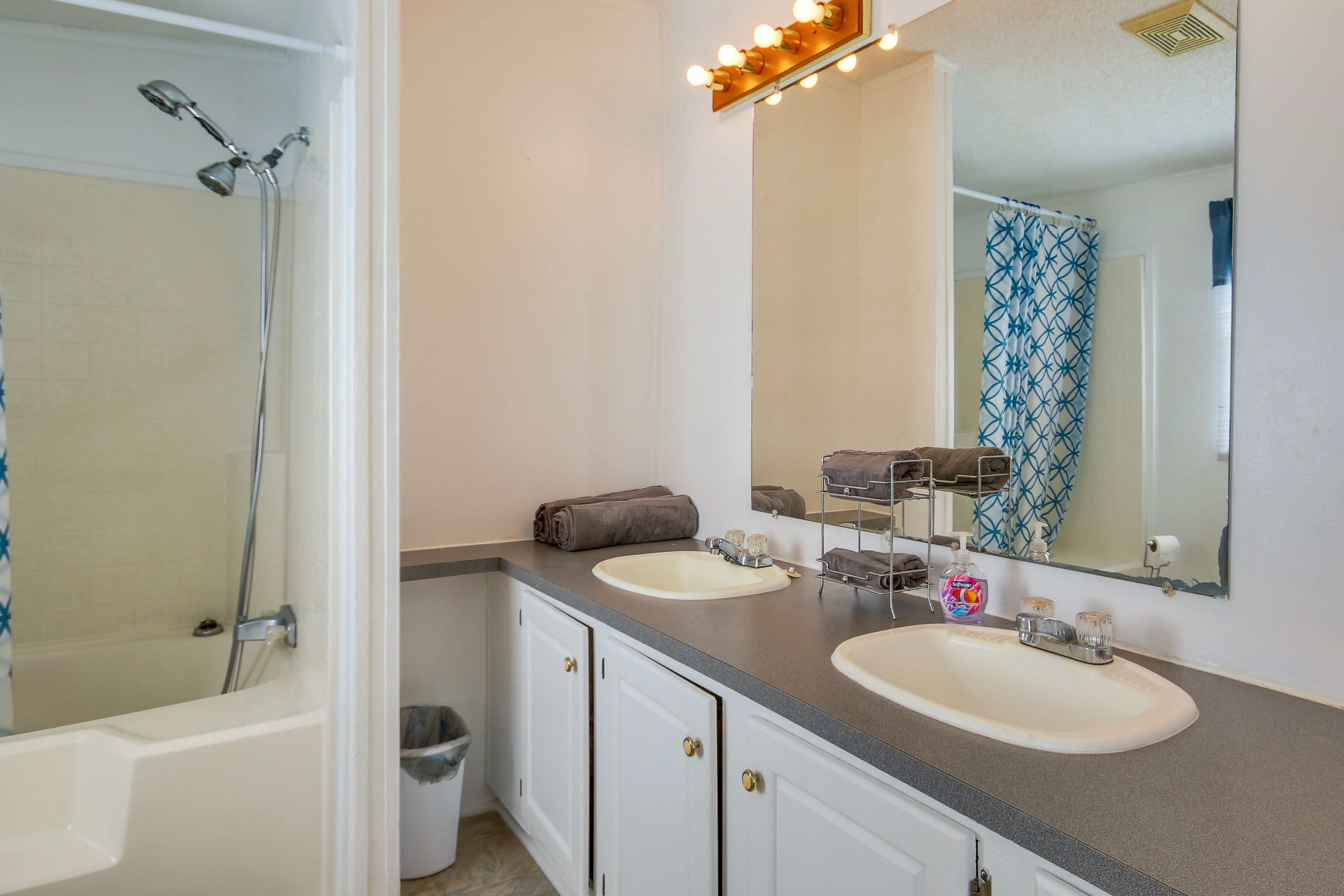 Full Bathroom | Towels Provided