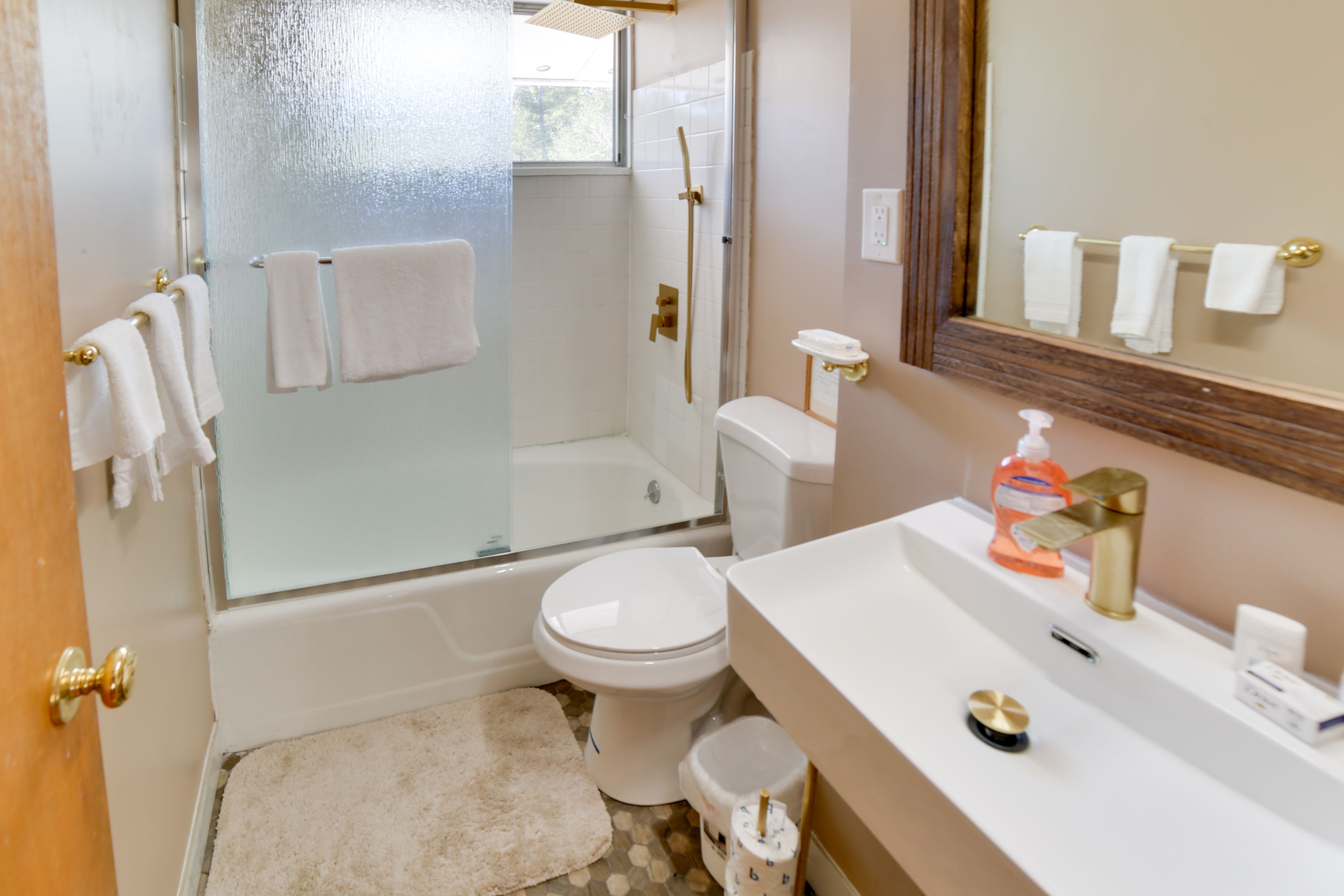 Full Bathroom | Towels Provided
