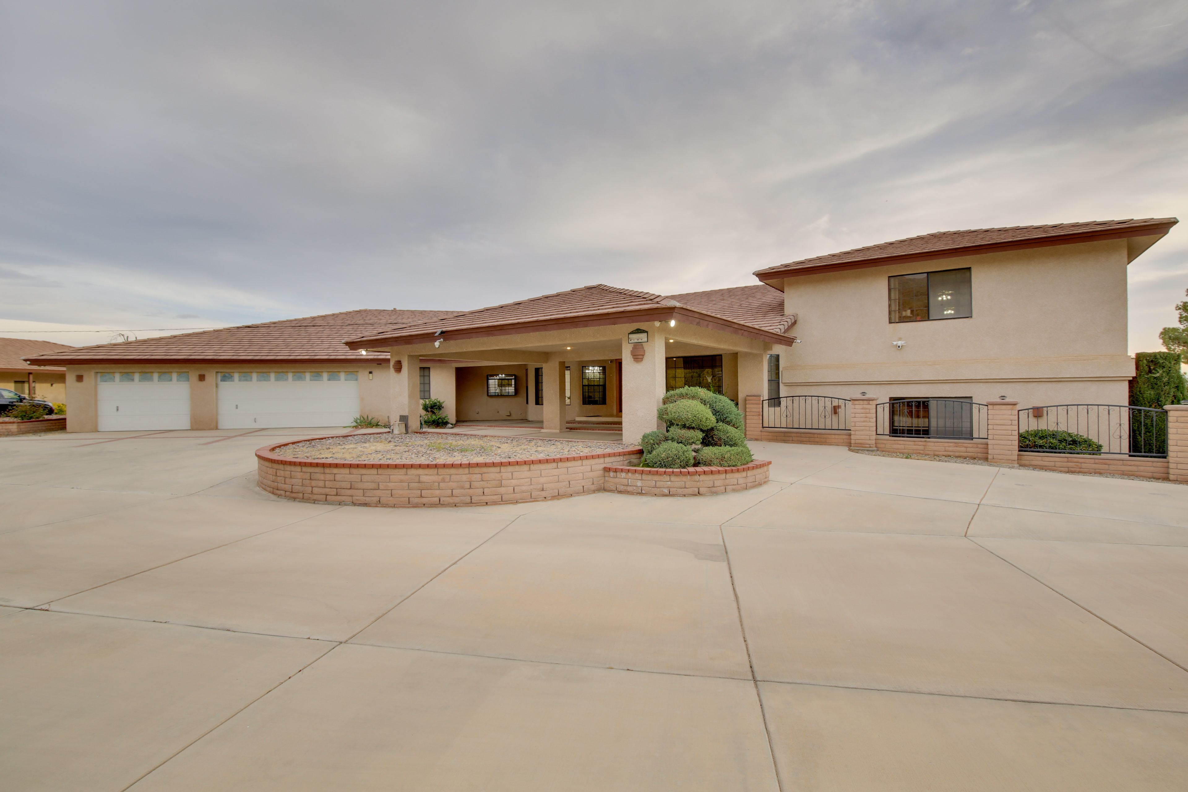 Parking | Driveway (10 Vehicles) | RV/Trailer Parking