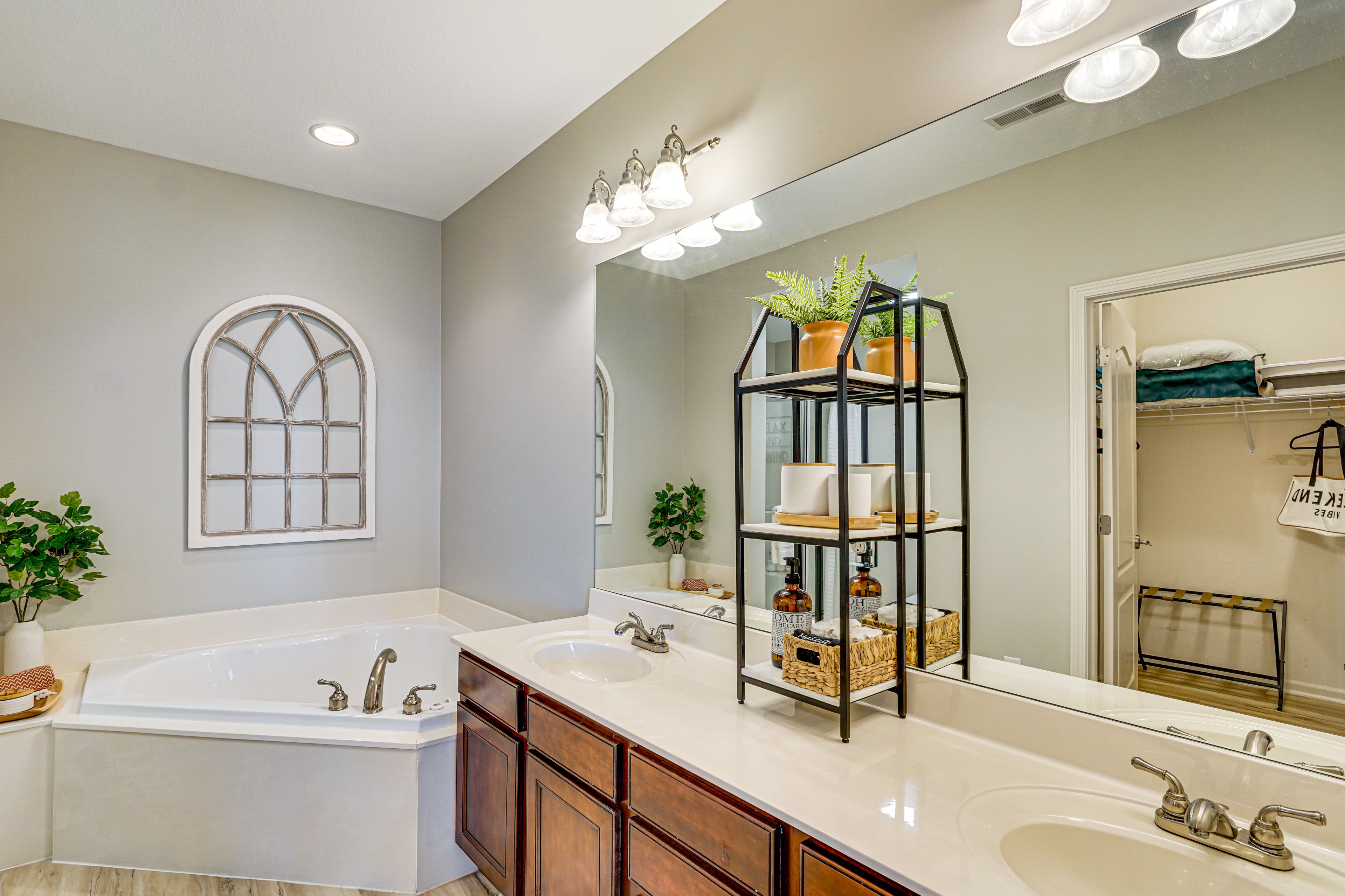 Full Bathroom | Complimentary Toiletries