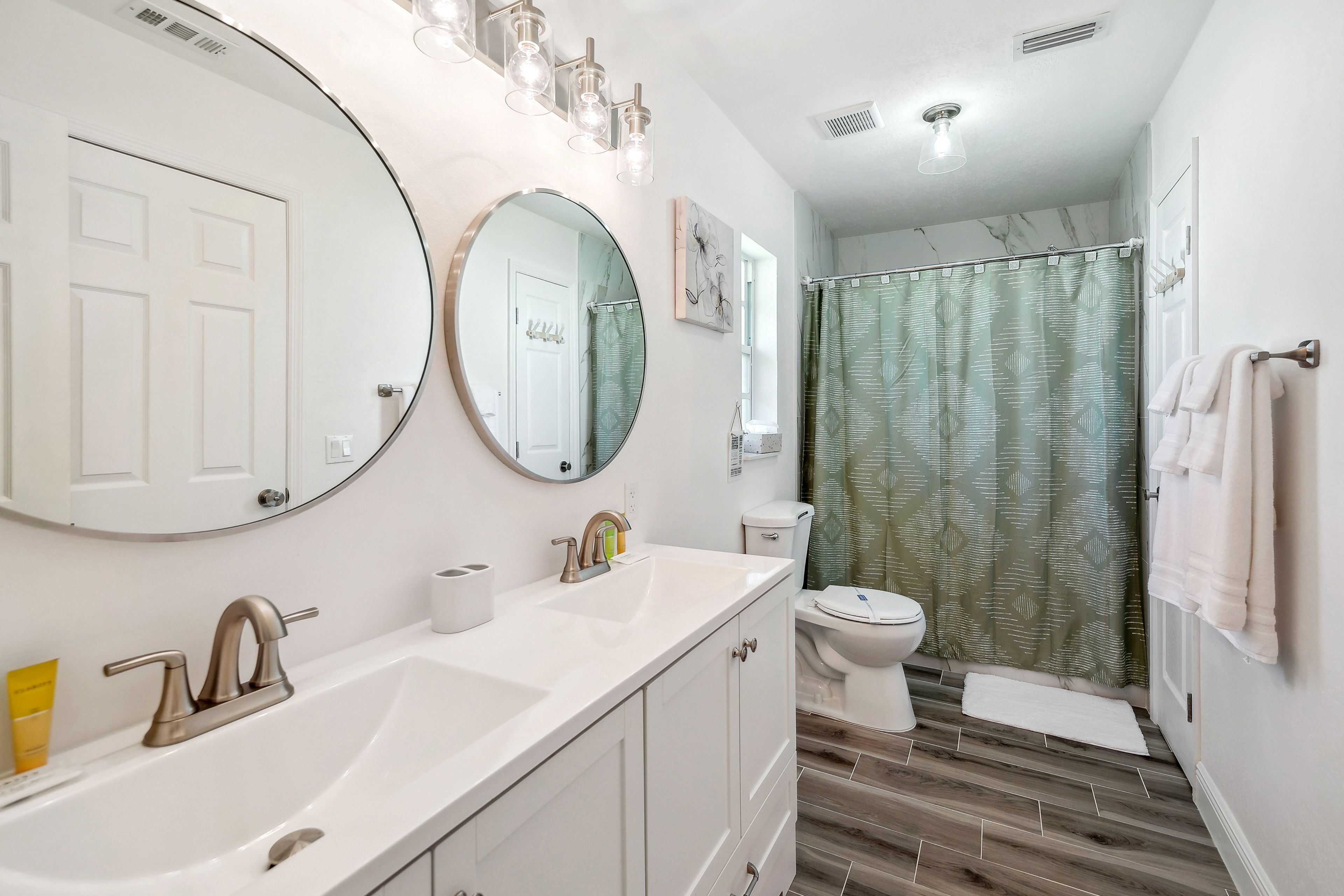 Bathroom | Complimentary Toiletries | Towels Provided