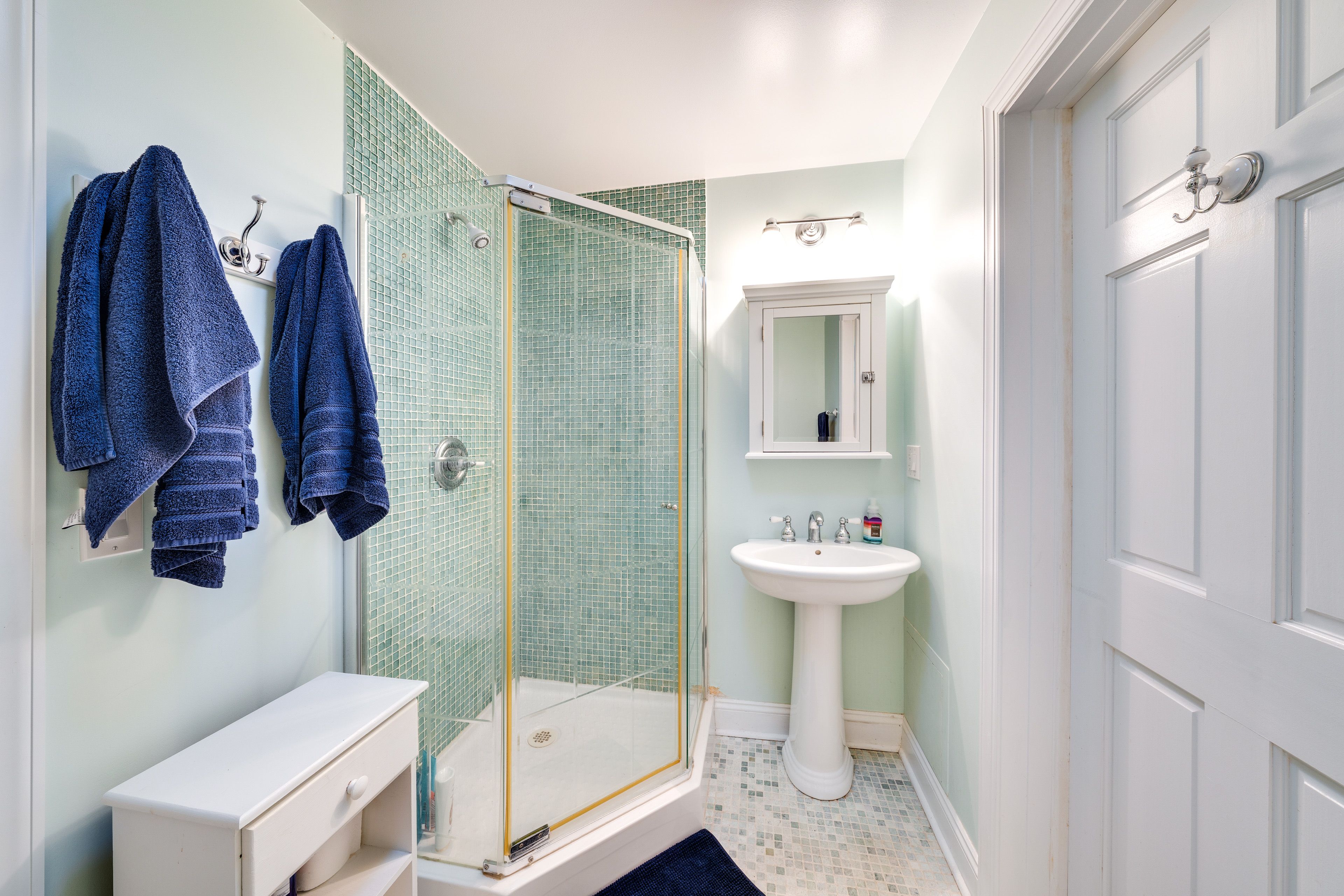 Full Bathroom | Towels Provided | Complimentary Toiletries