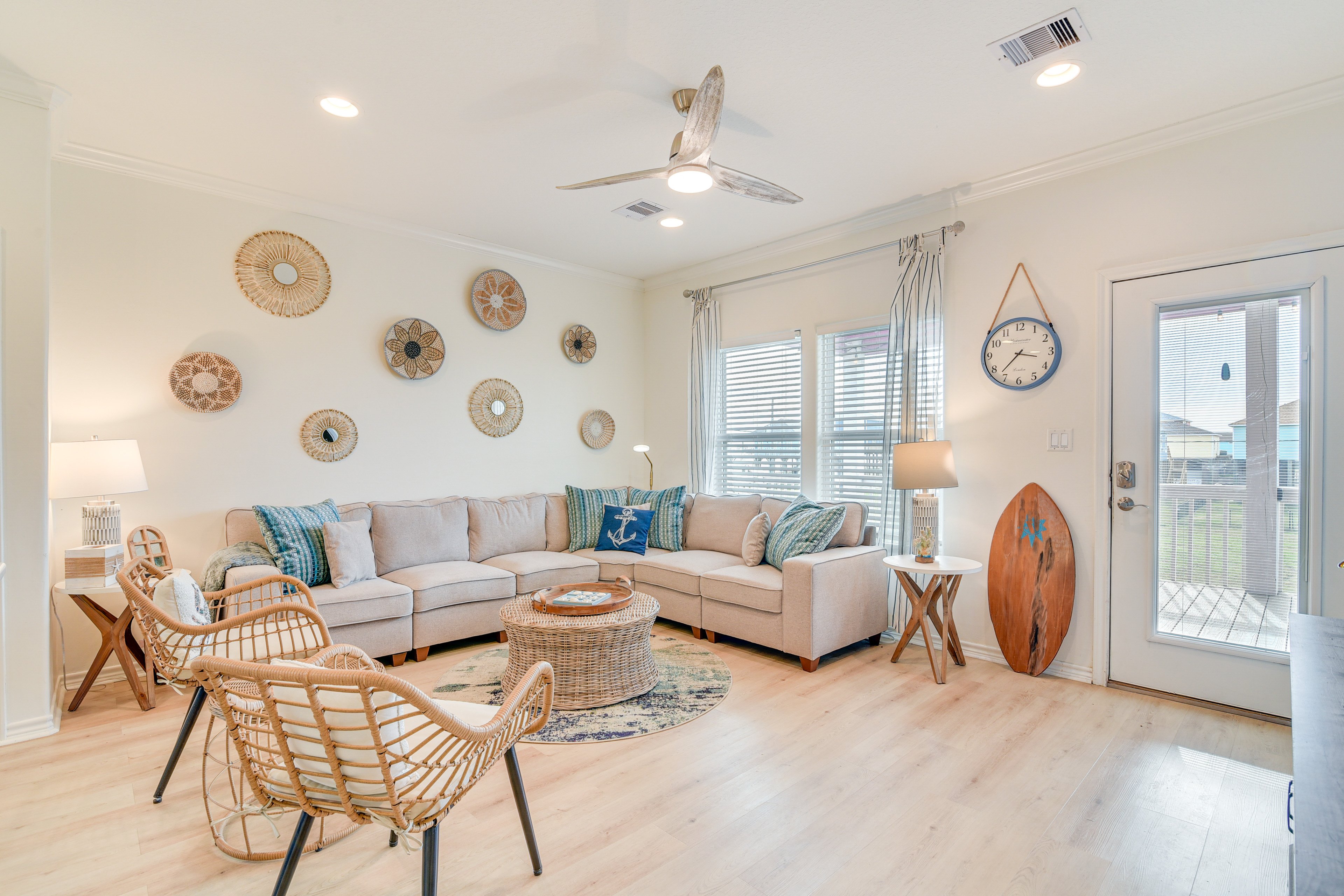 Living Room | Smart TV | Board Games