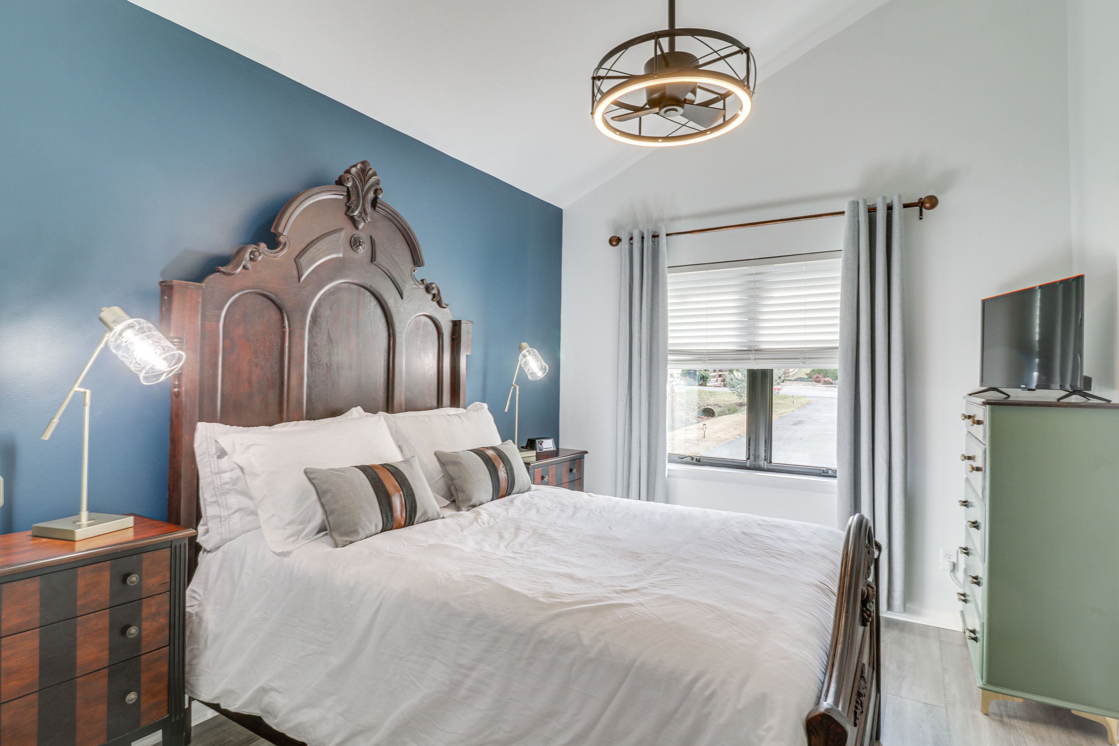 Bedroom 2 | Full Bed | 1st Floor | Hangers