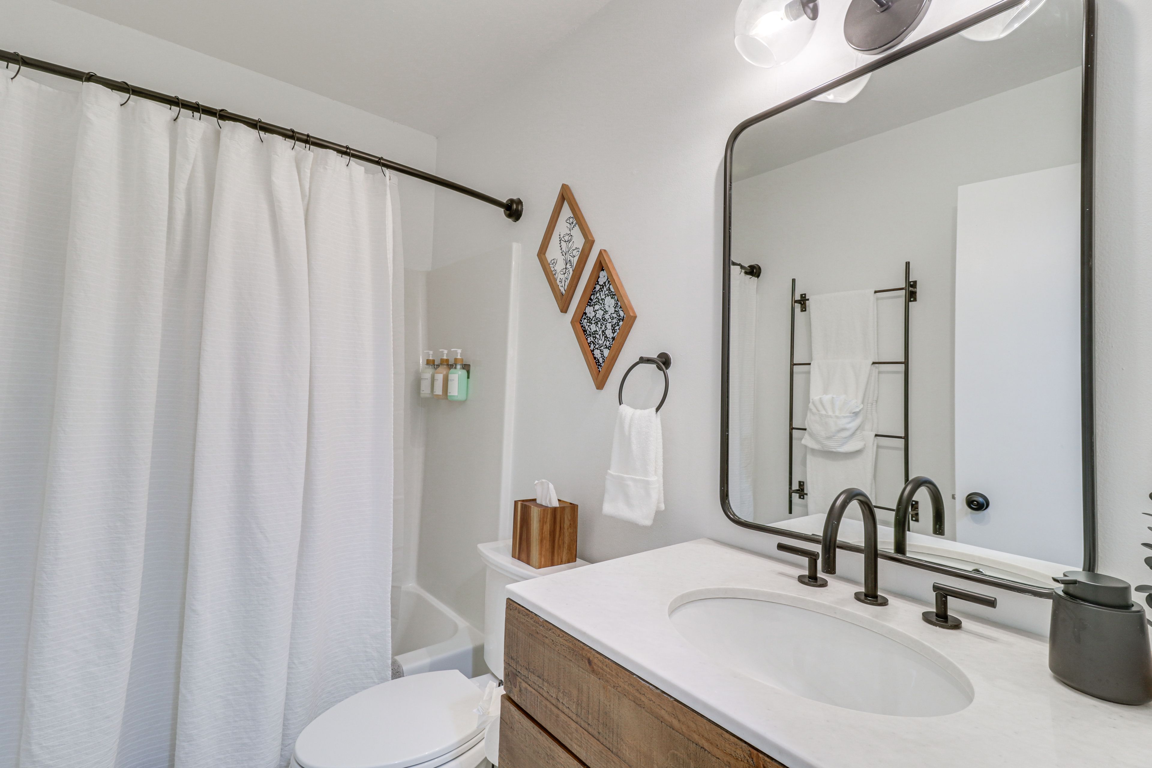 Full Bathroom | 1st Floor | Towels Provided | Complimentary Toiletries