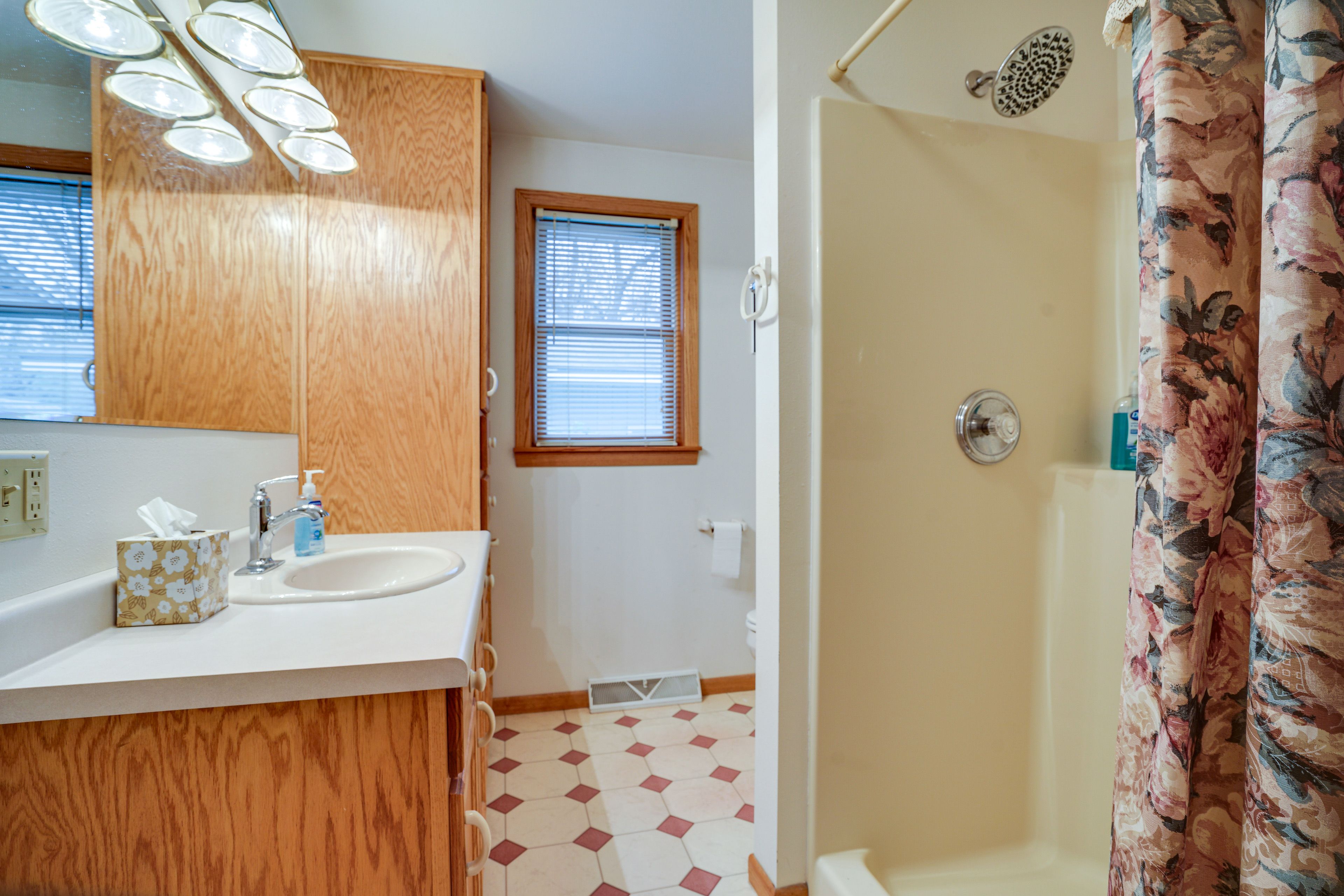 Full Bathroom | 2nd Floor | Towels Provided