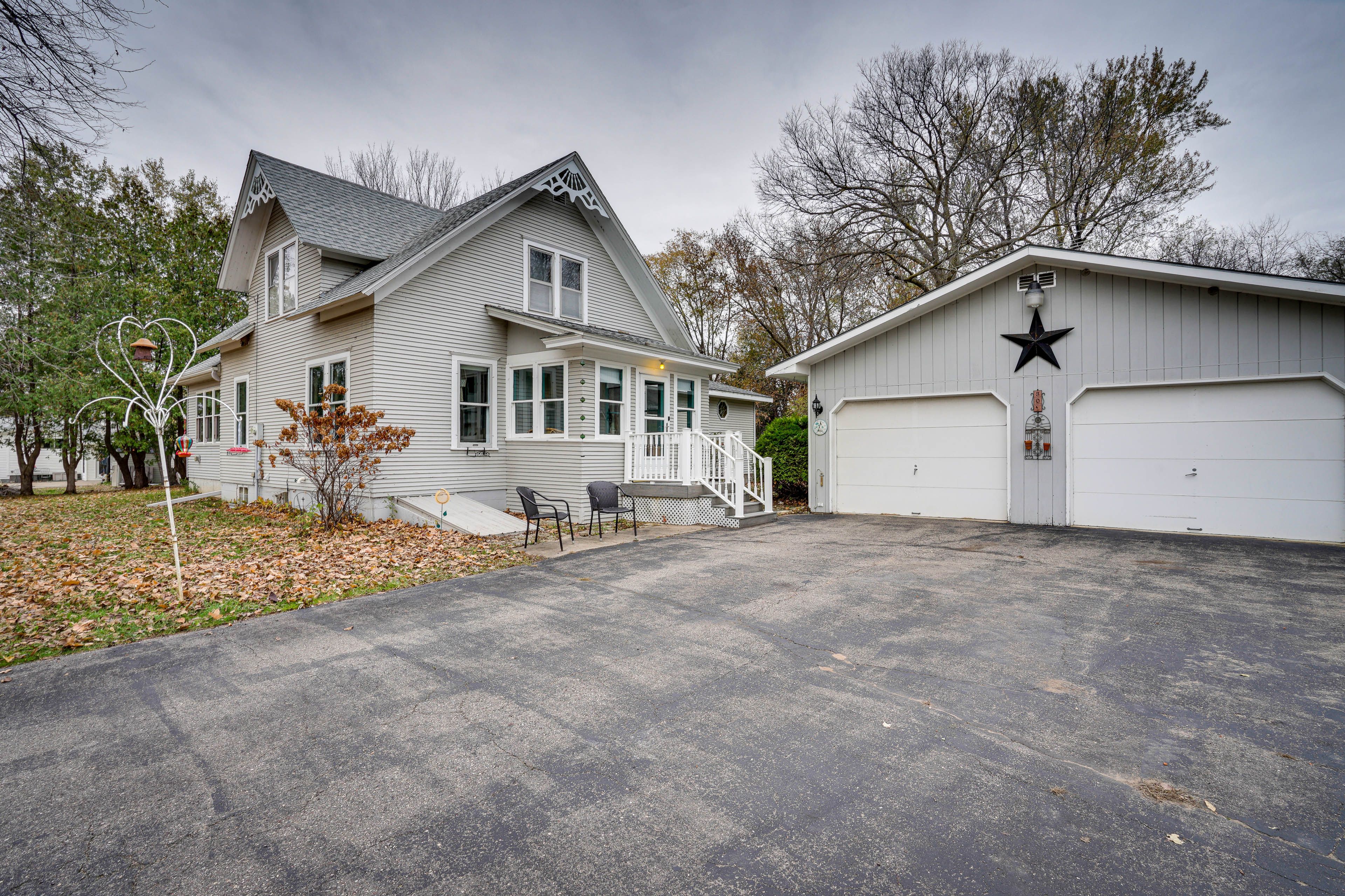 Driveway (4 Vehicles) | Garage (2 Vehicles) | Street Parking