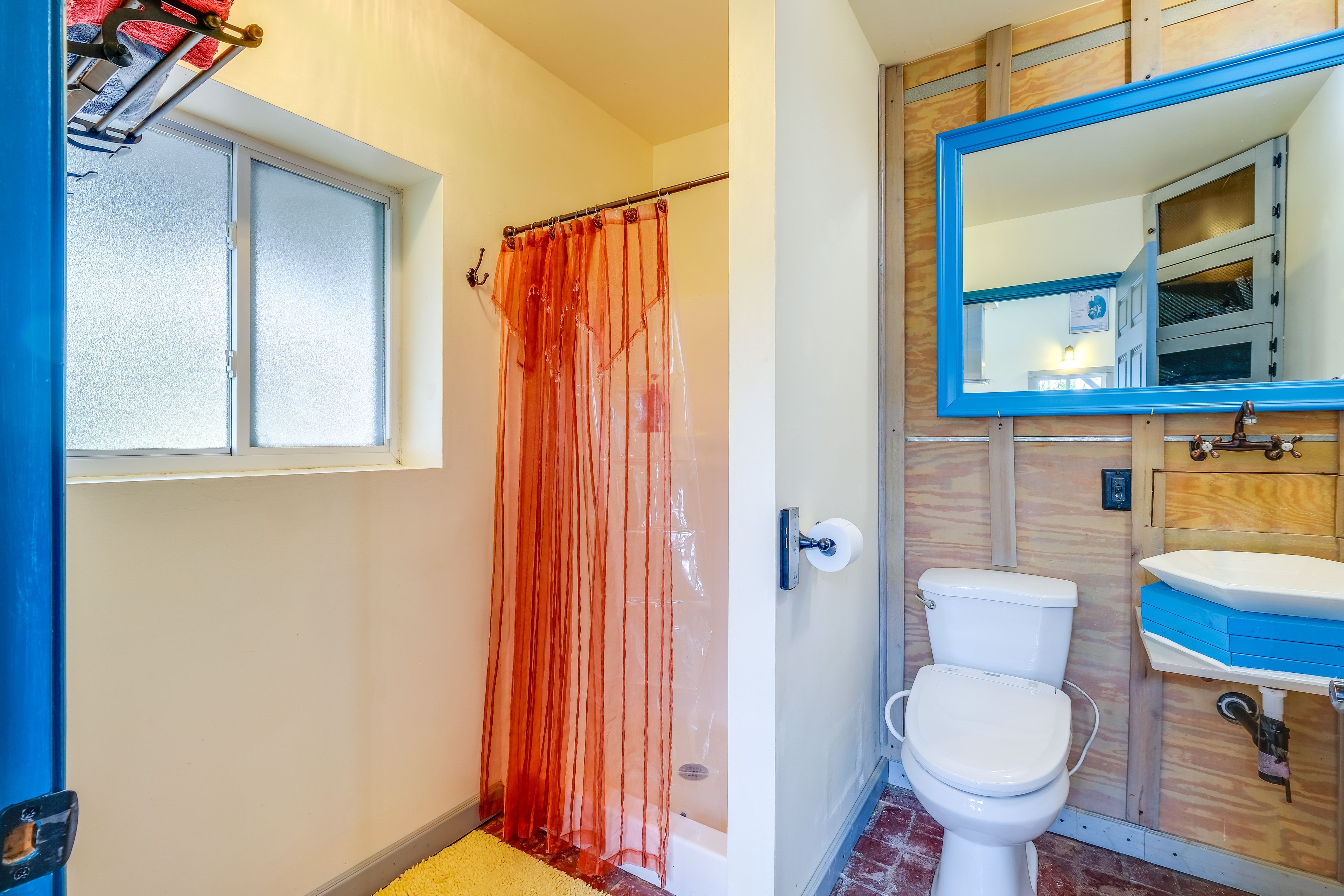 Full Bathroom | Towels Provided