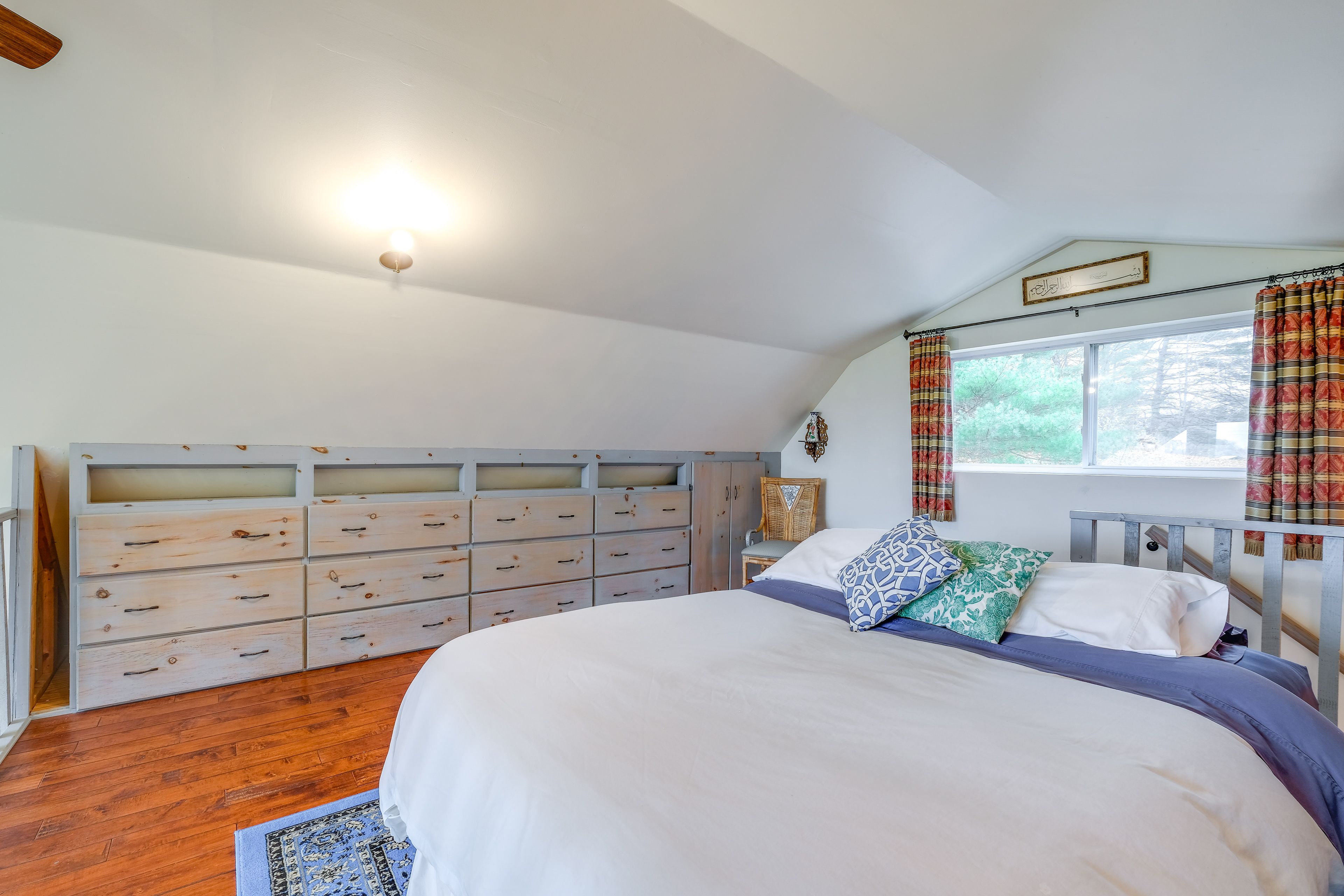 Studio (Loft) | Queen Bed | Linens Provided