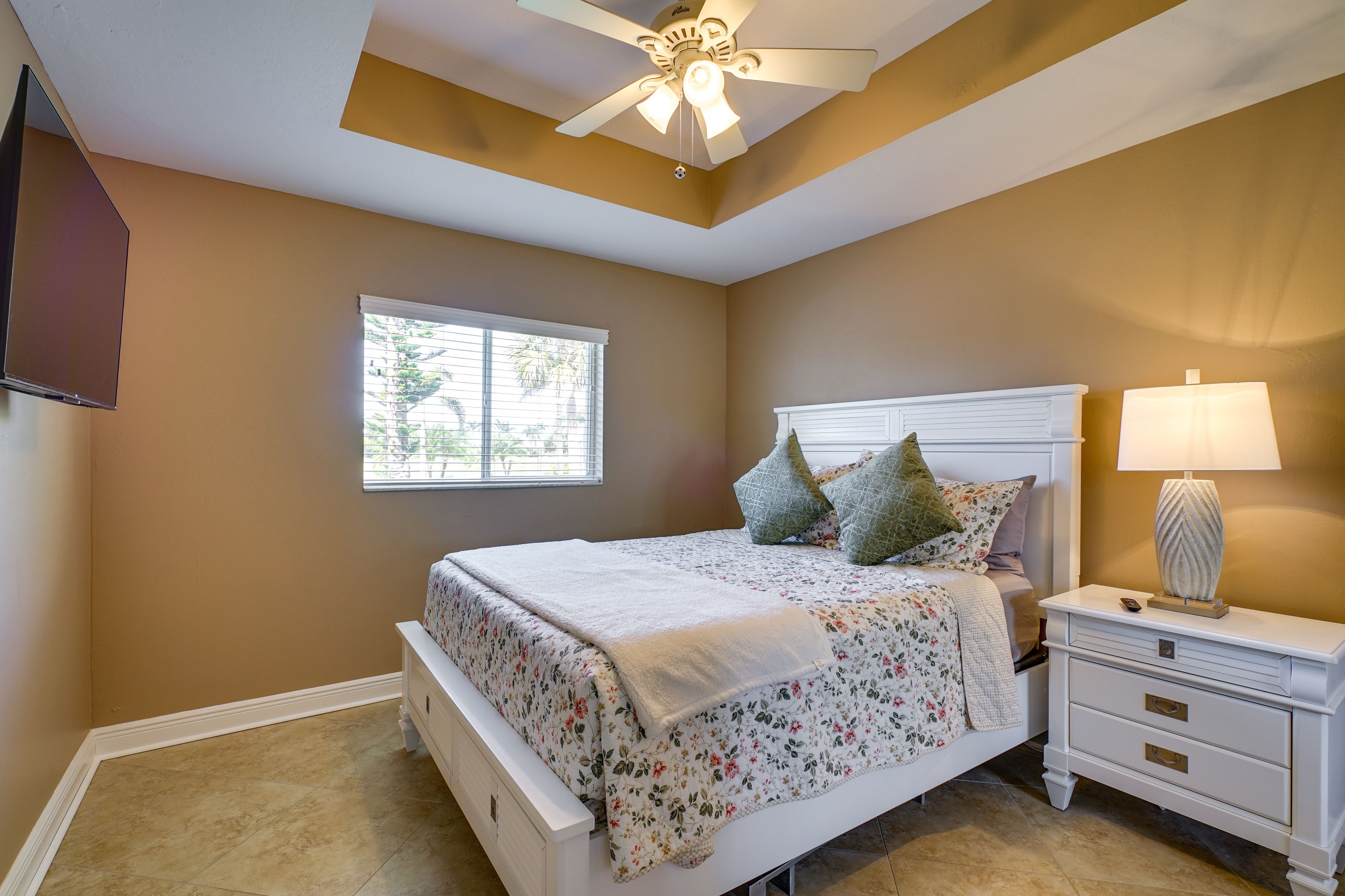Bedroom 3 | Queen Bed | Smart TV