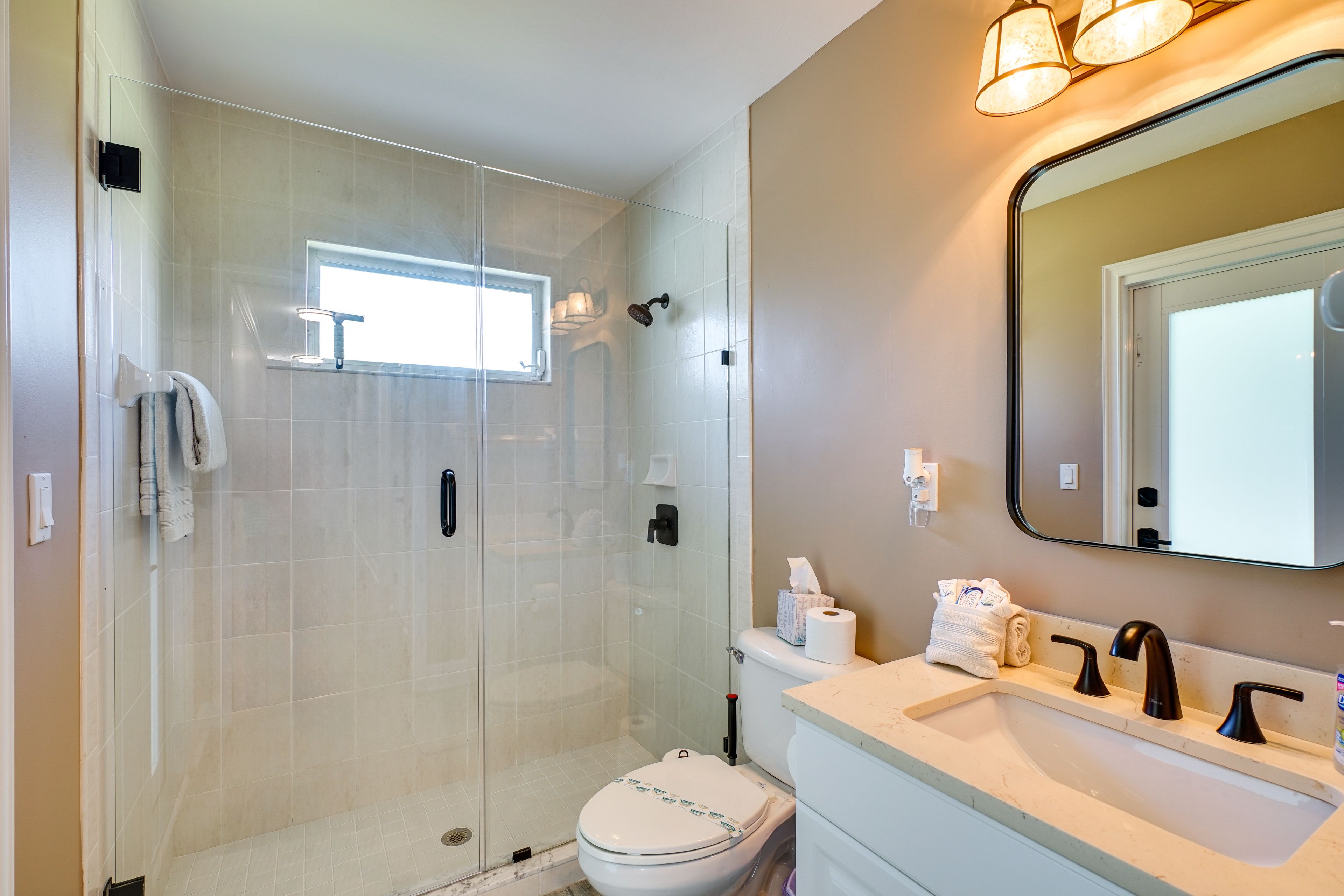 Full Bathroom | Complimentary Toiletries