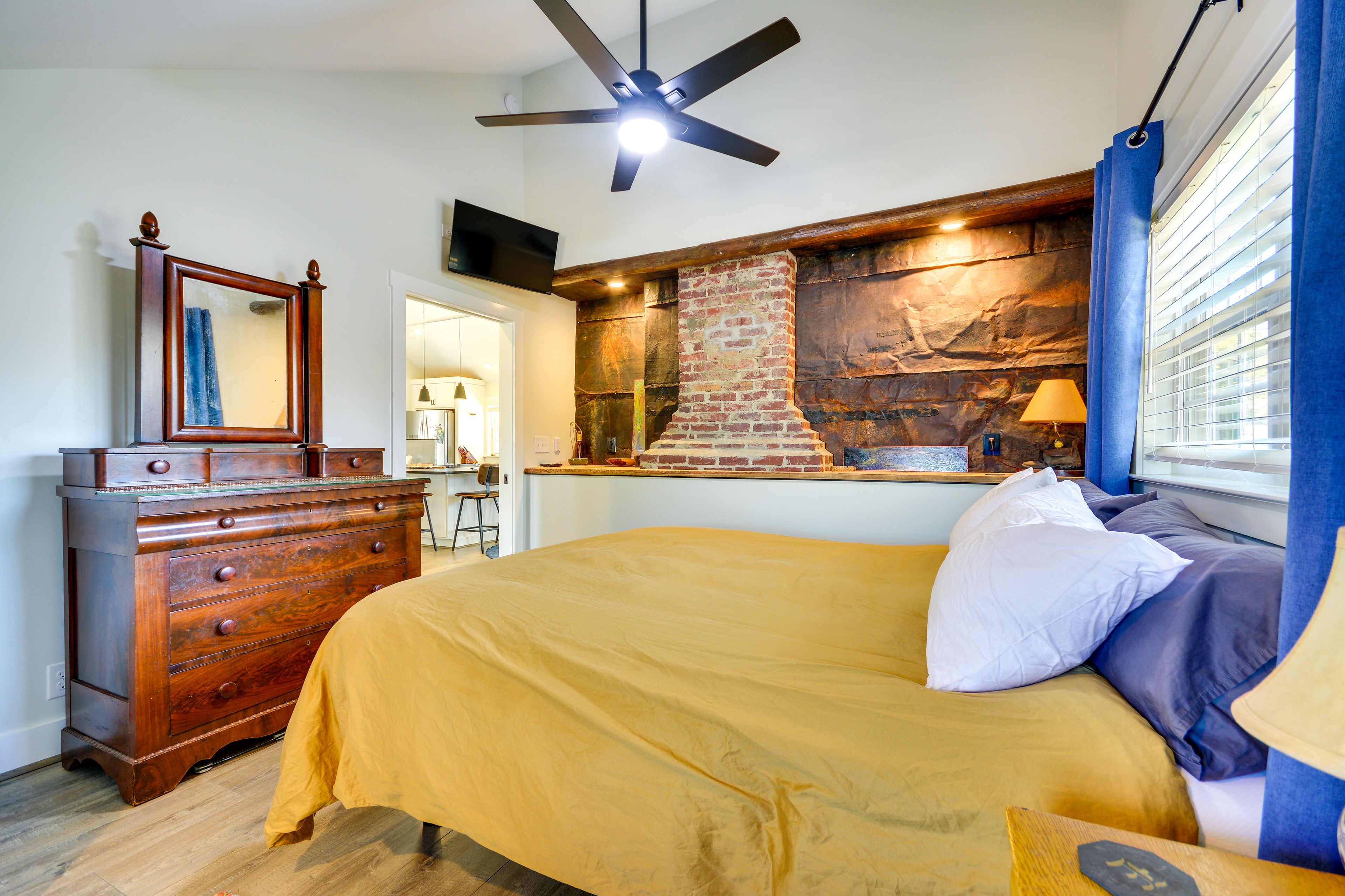 Bedroom | King Bed | Smart TV