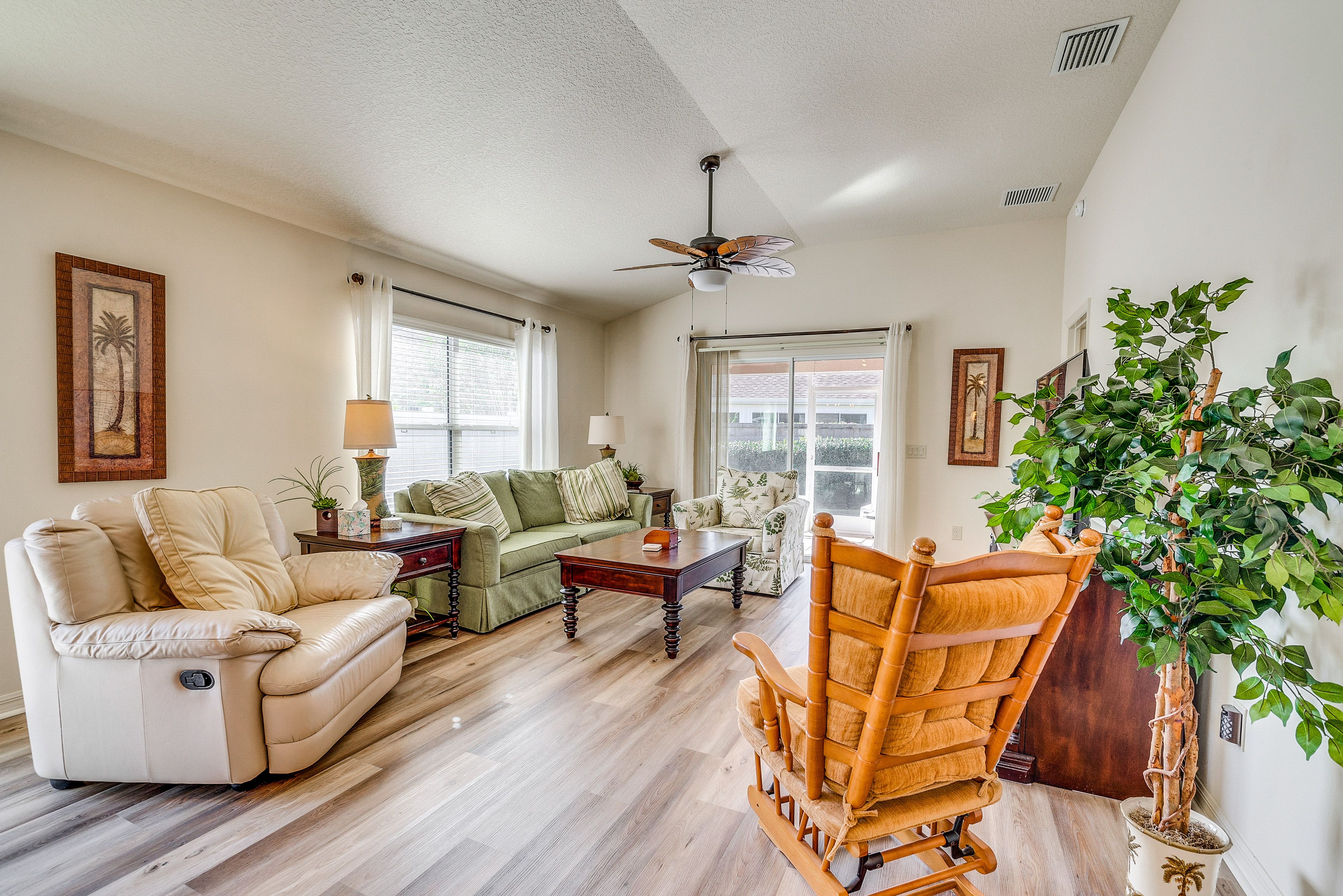 Living Room | Free WiFi | Central A/C | Smart TV