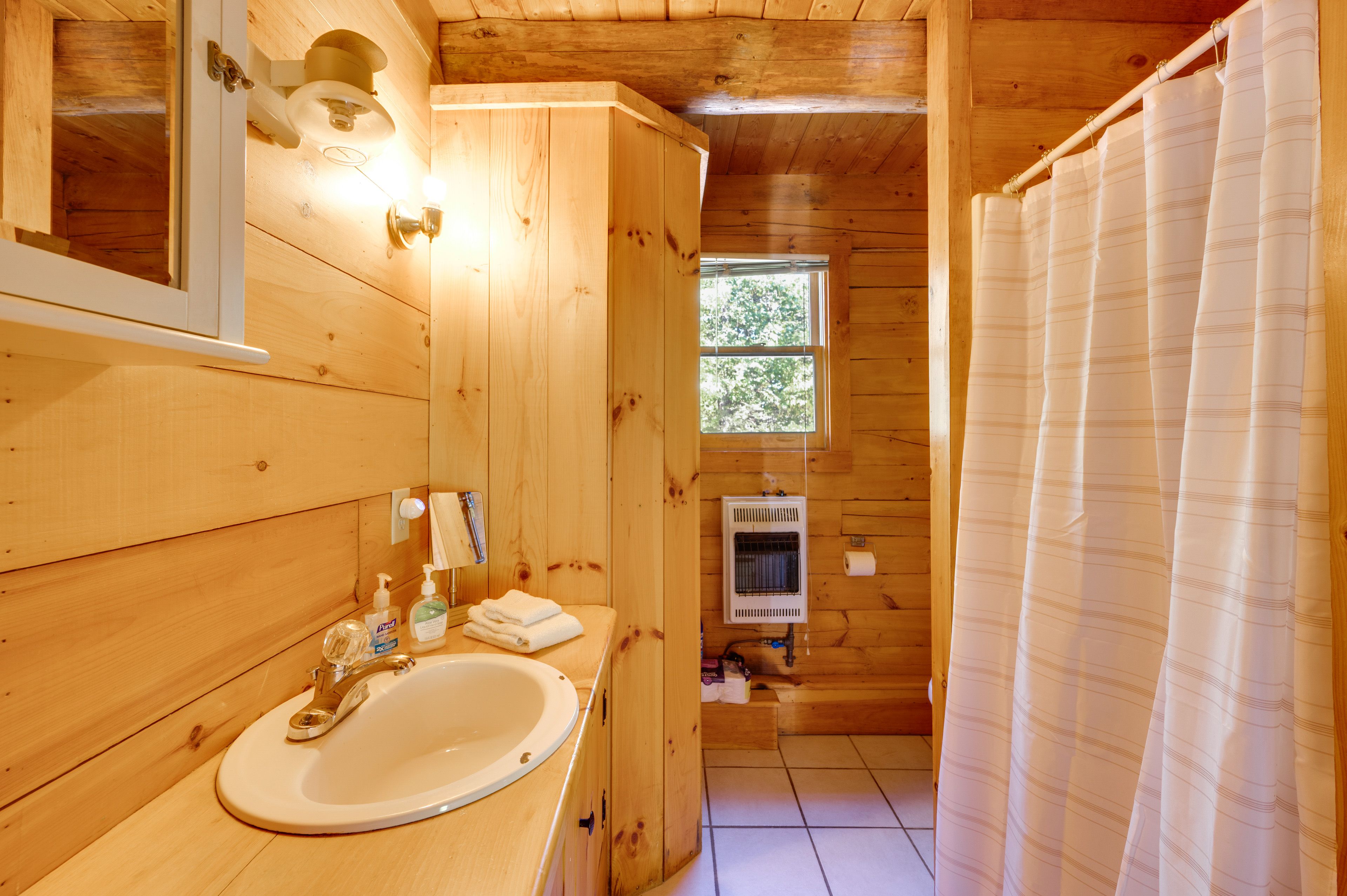 Full Bathroom | Towels & Linens Provided