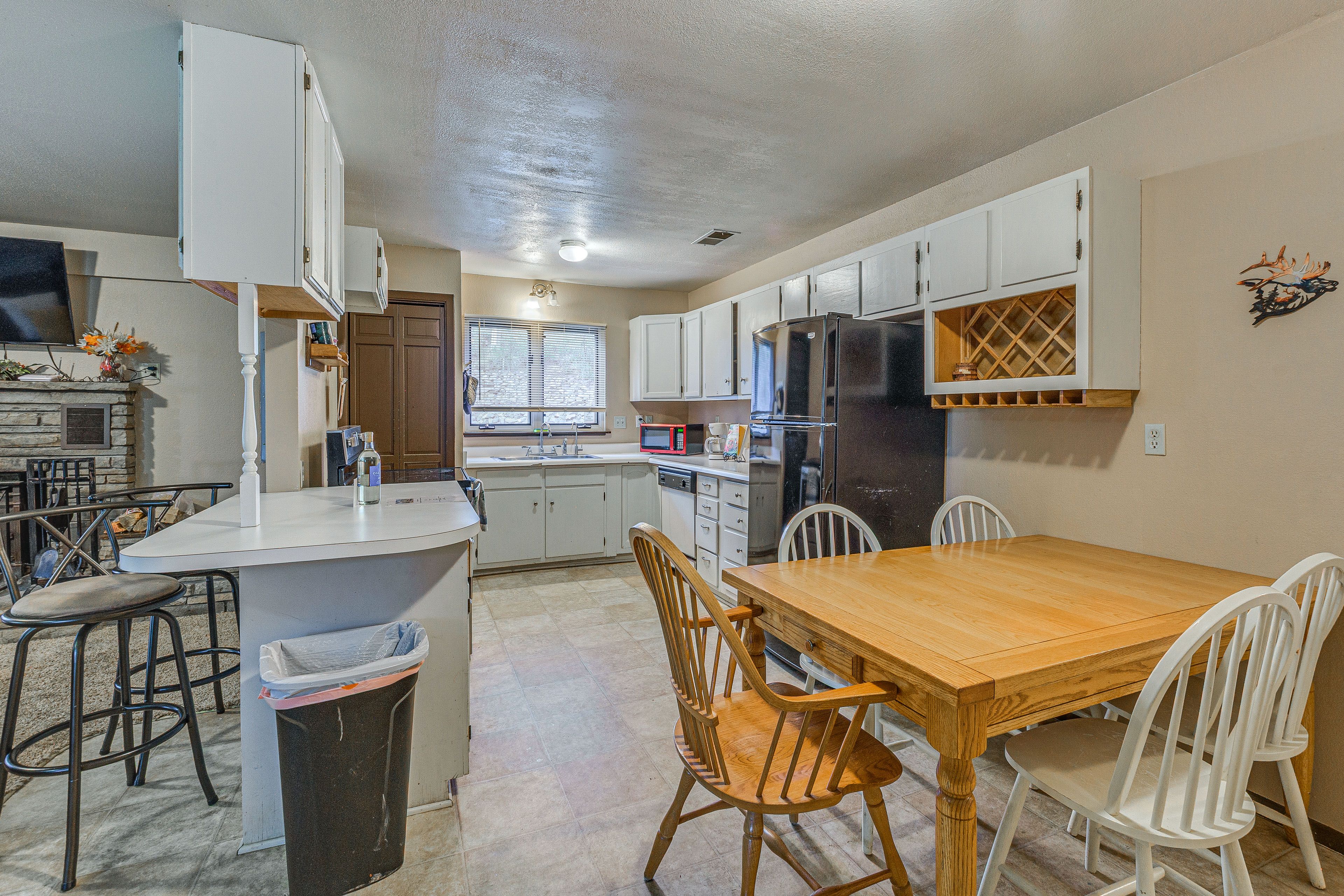 Dining Area/Kitchen | Open Floor Plan | Central Heating | Free WiFi