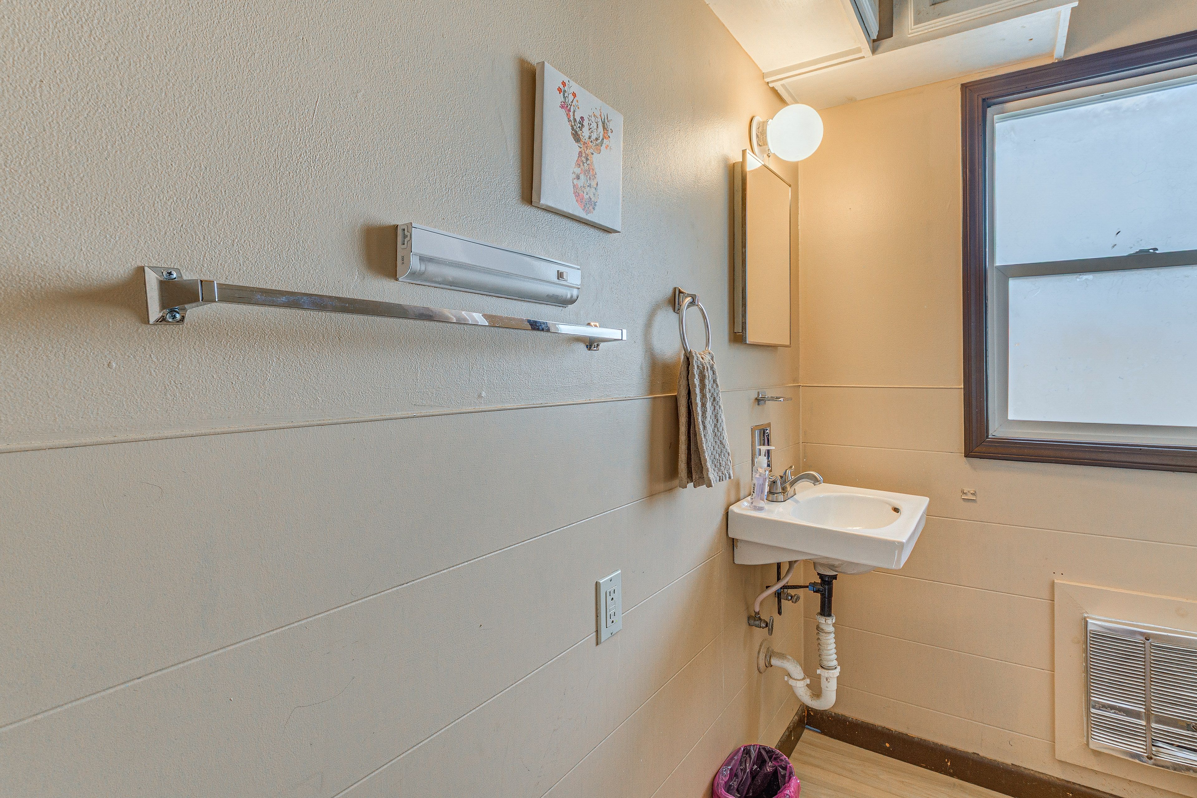 Full Bathroom | Towels Provided | Complimentary Toiletries