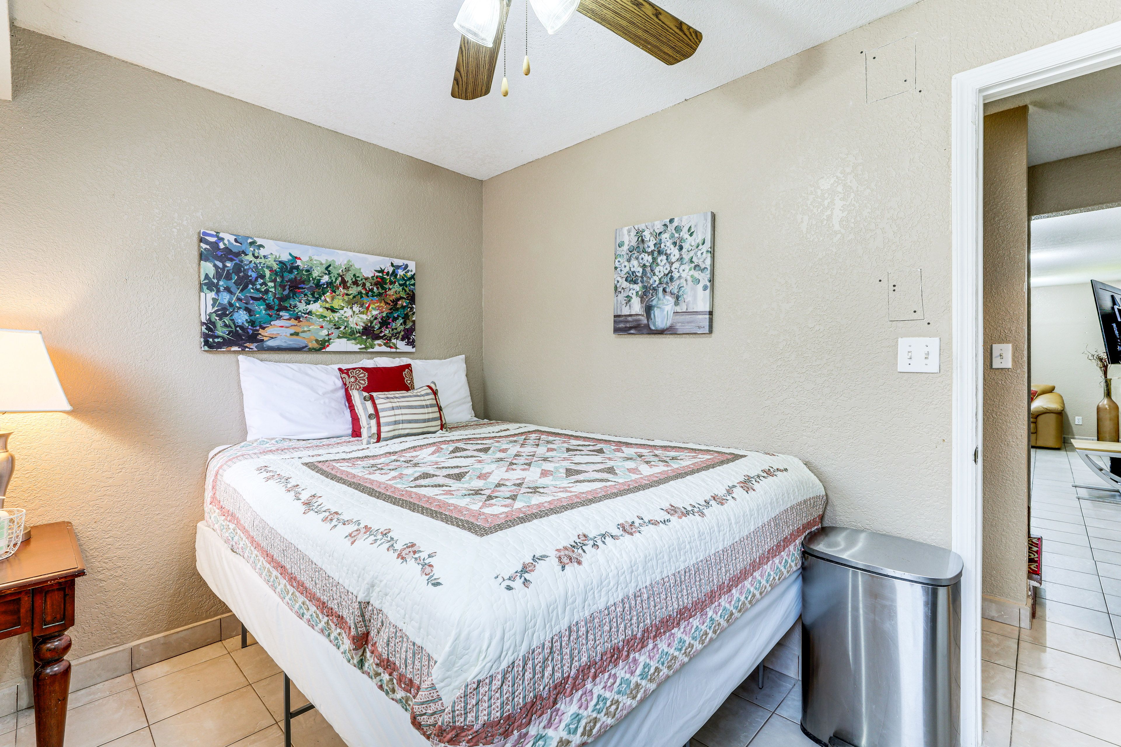 Bedroom 1 | Queen Bed