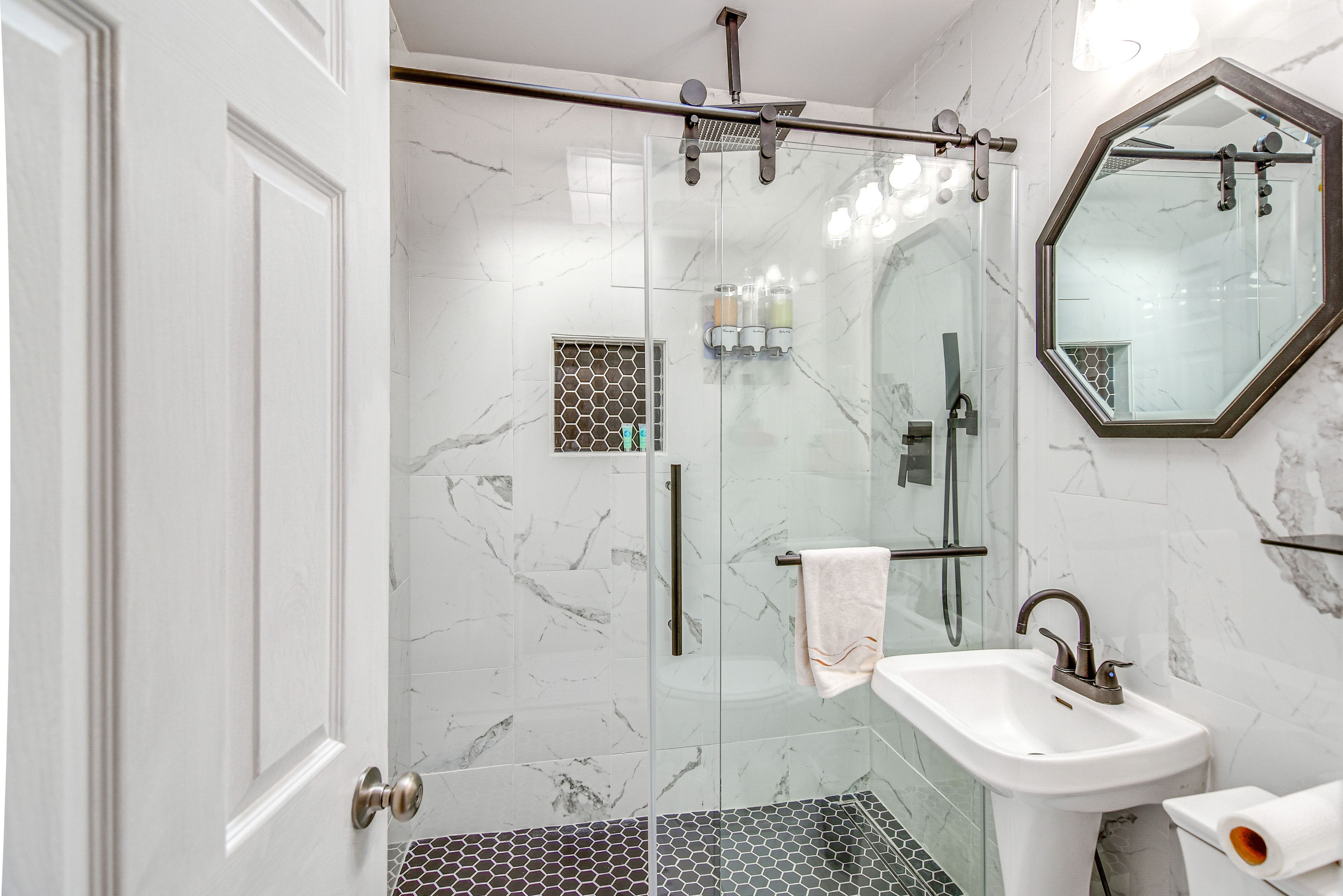 Full Bathroom | Towels Provided | Complimentary Toiletries