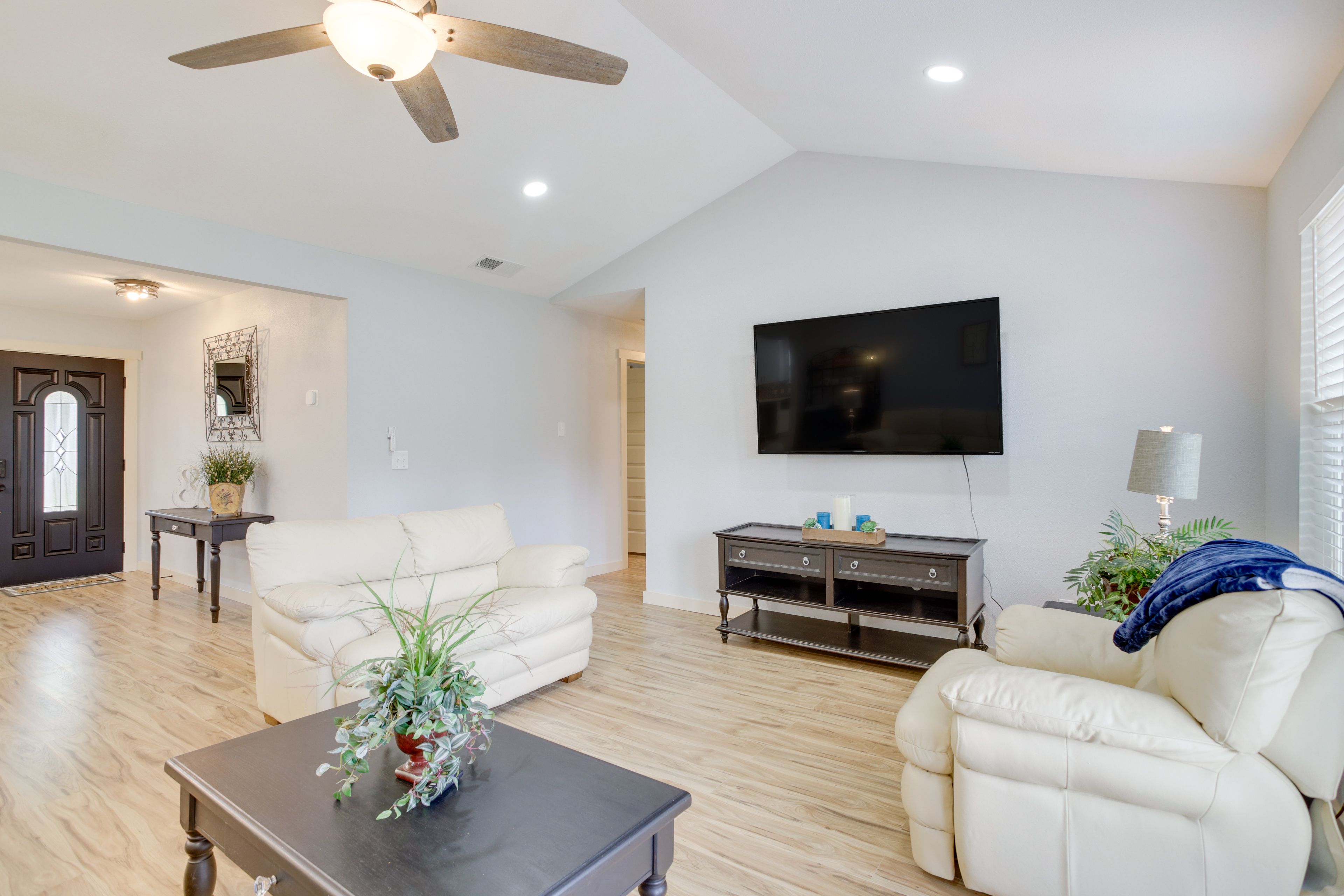 Living Room | Smart TV | Central A/C & Heat | Laptop-Friendly Desk