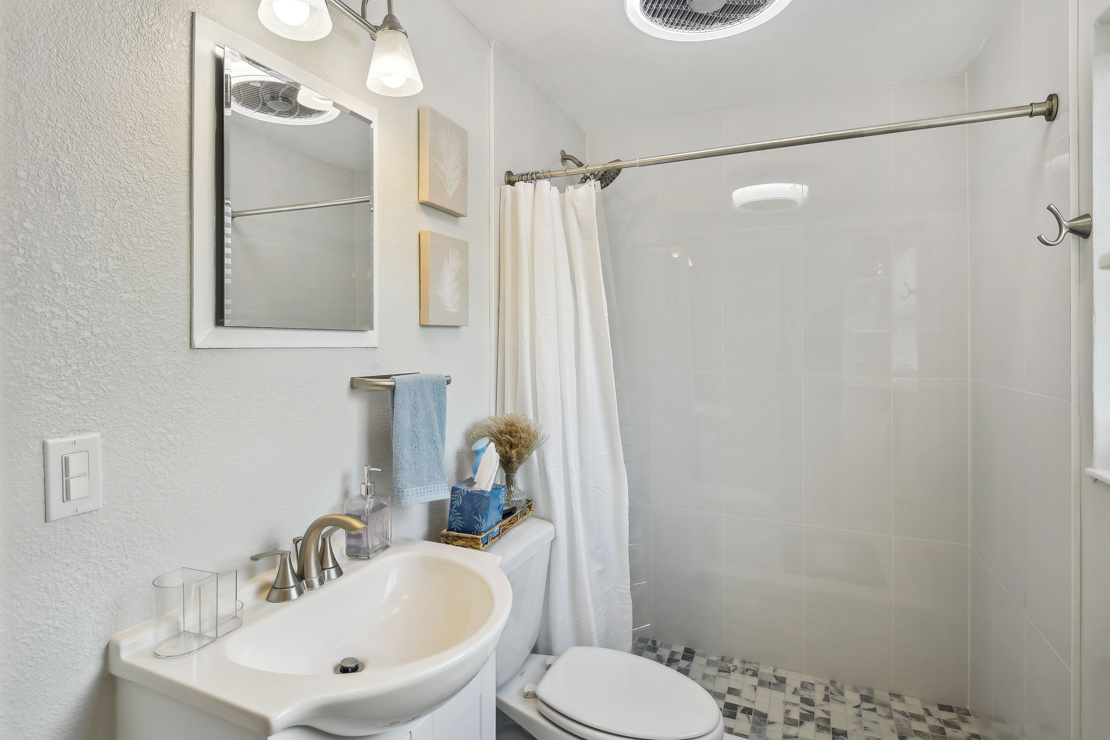 Full Bathroom | Towels Provided | Complimentary Toiletries | Hair Dryer