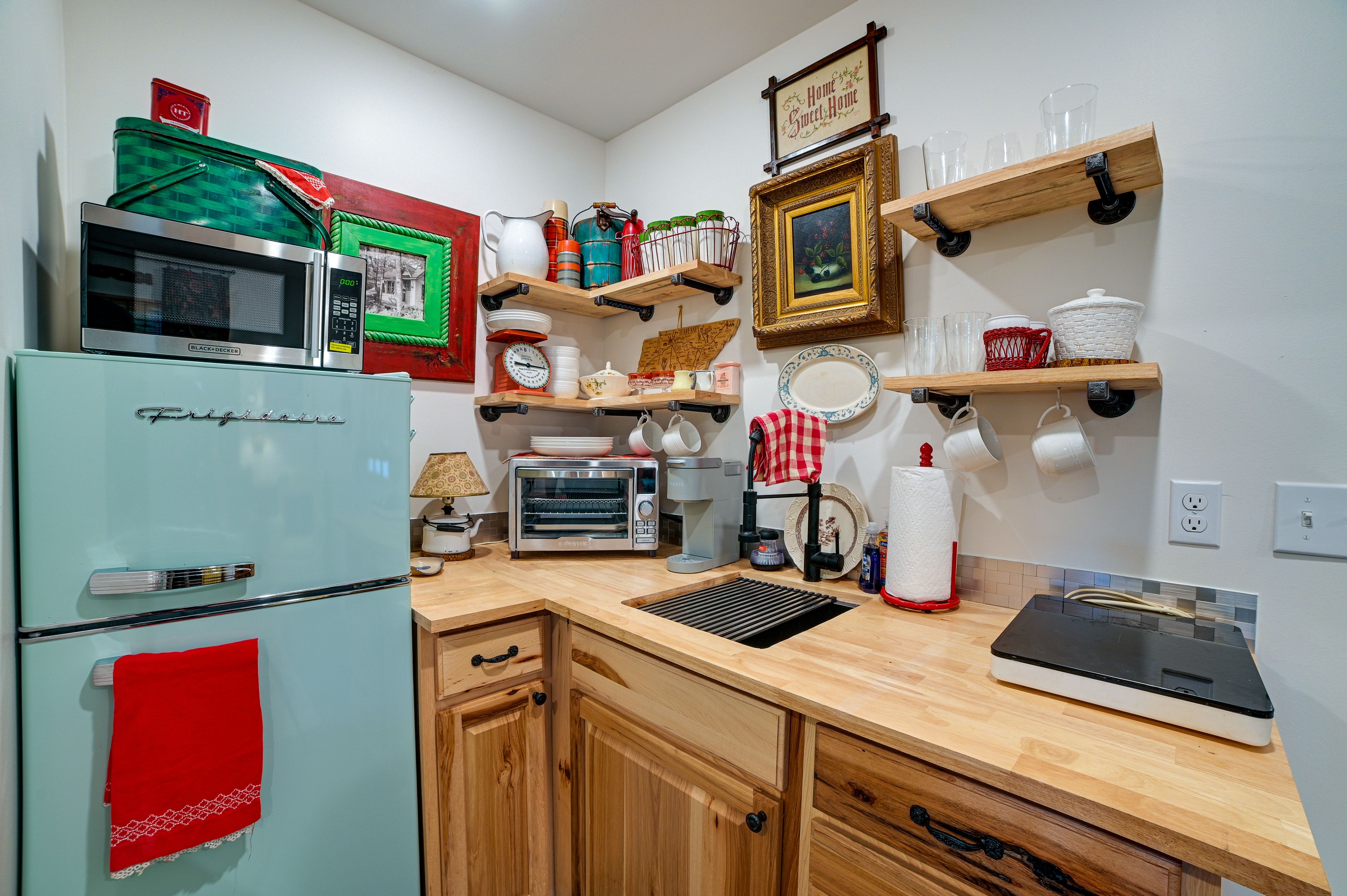 Kitchenette | Hot Plate | Microwave | Toaster Oven | Coffee Maker