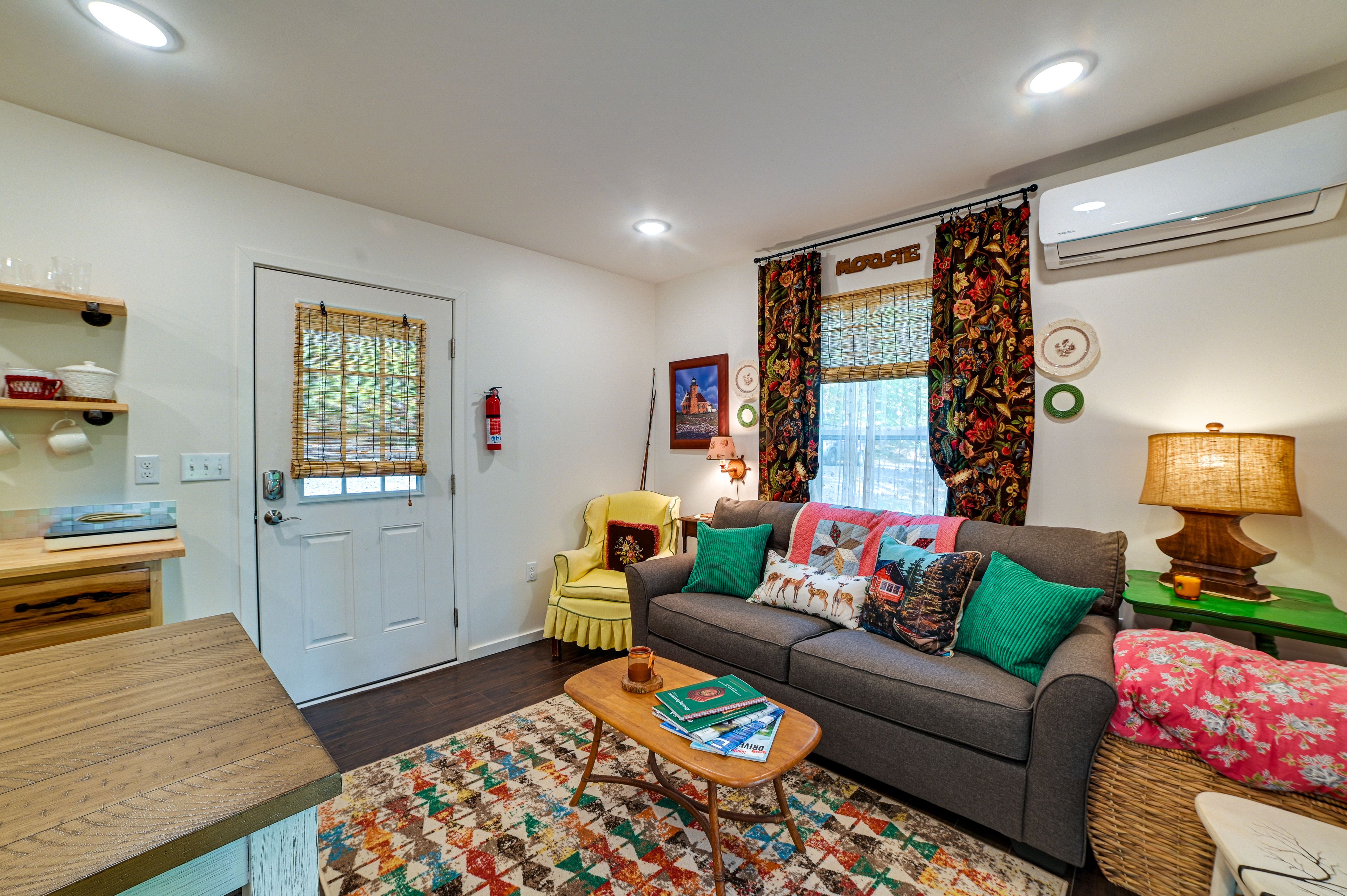 Living Room | Books | Free WiFi