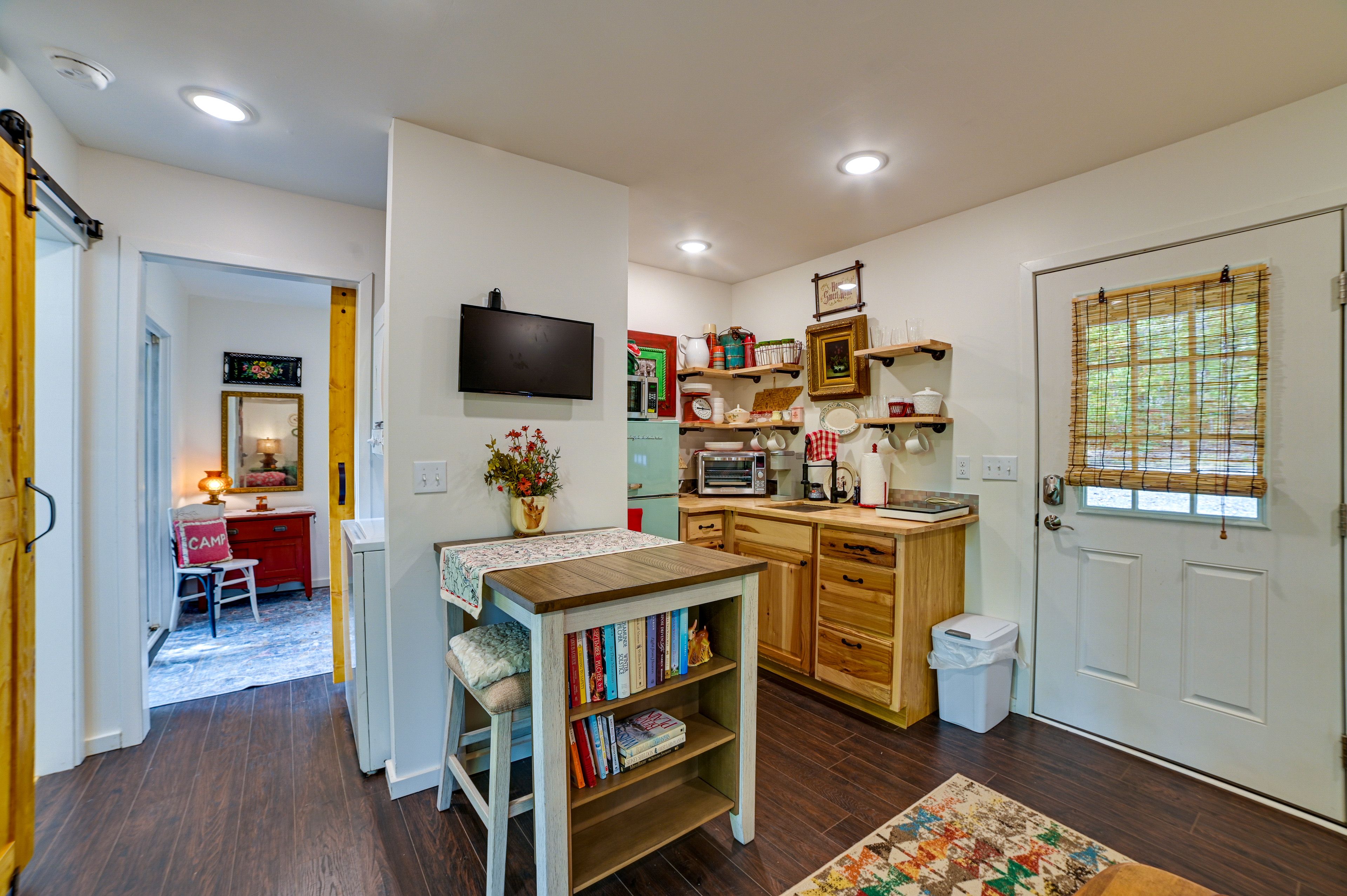 Dining Area | Dining Table | Dishware/Flatware
