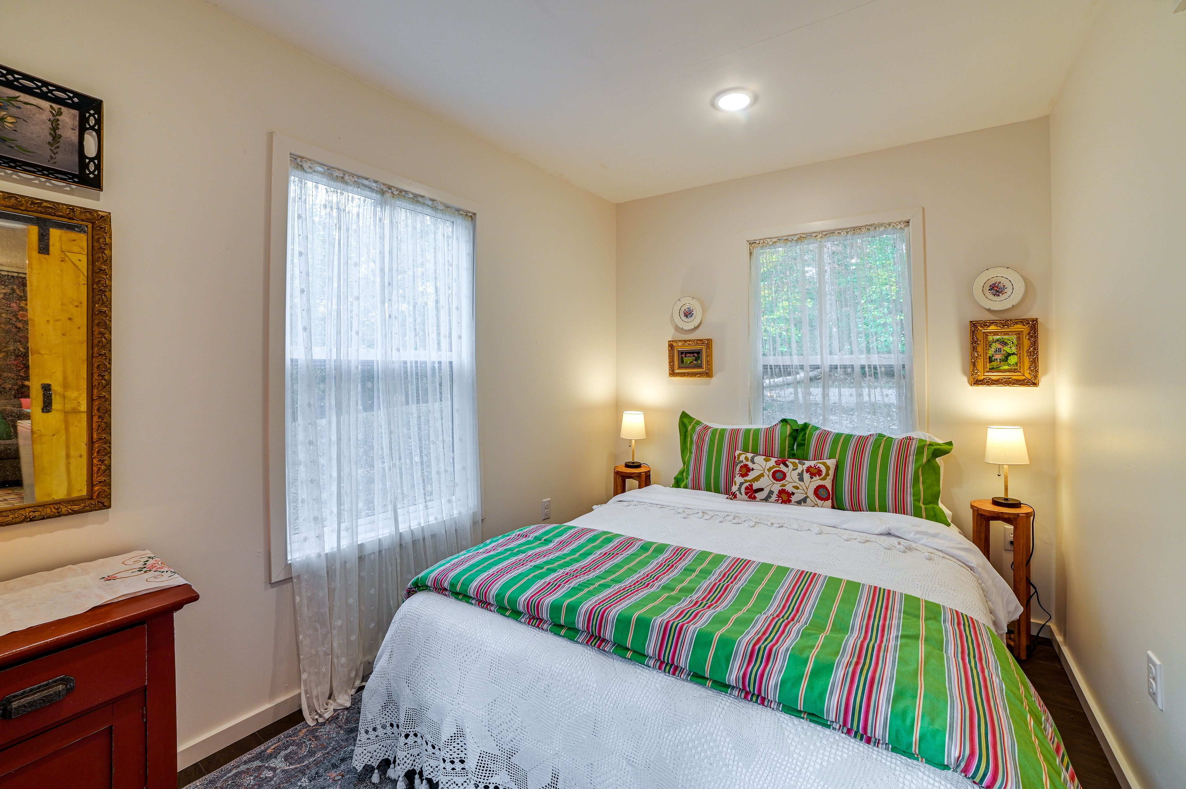 Bedroom | Queen Bed | Linens Provided