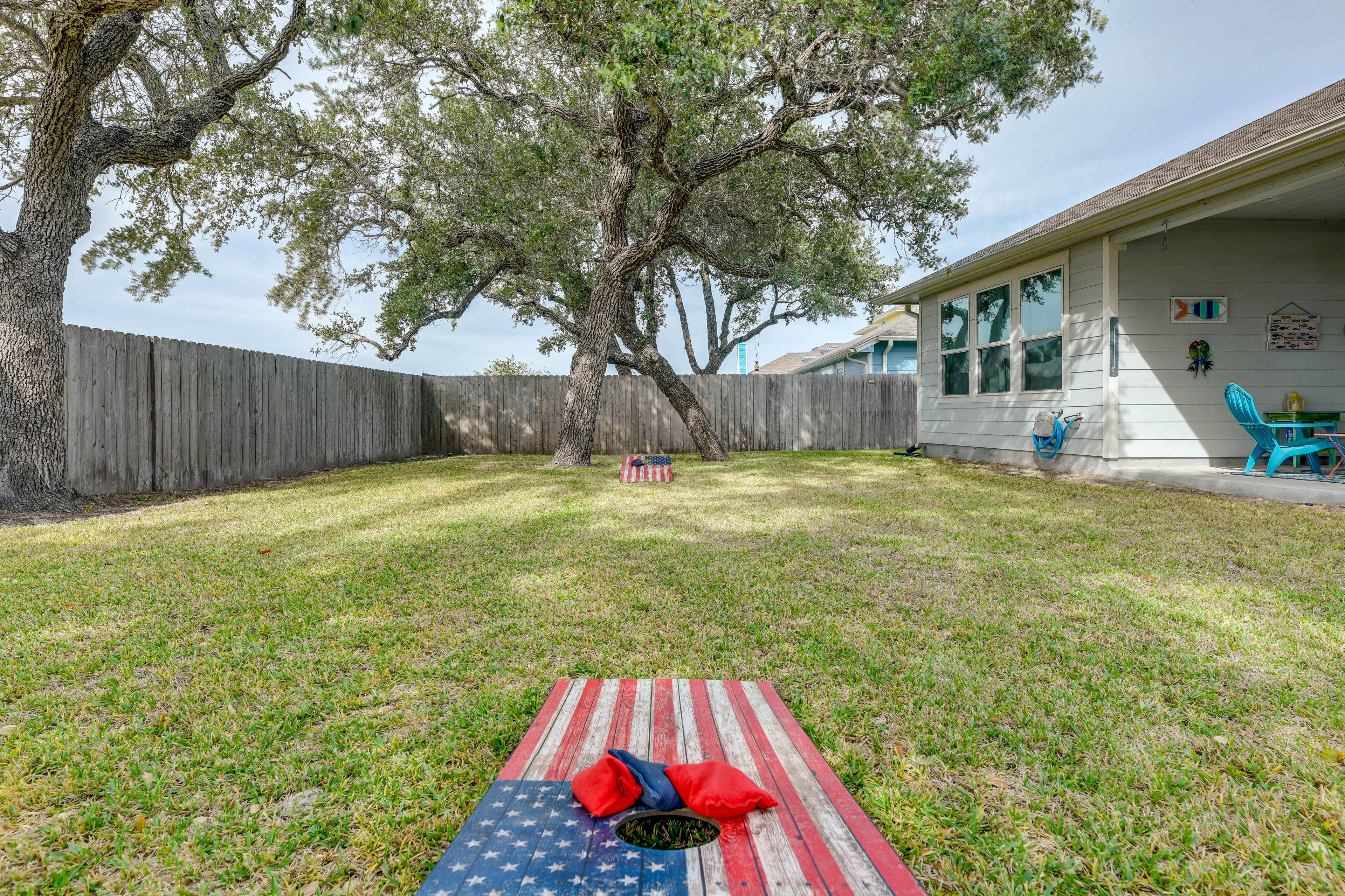 Backyard | Cornhole | Horseshoes